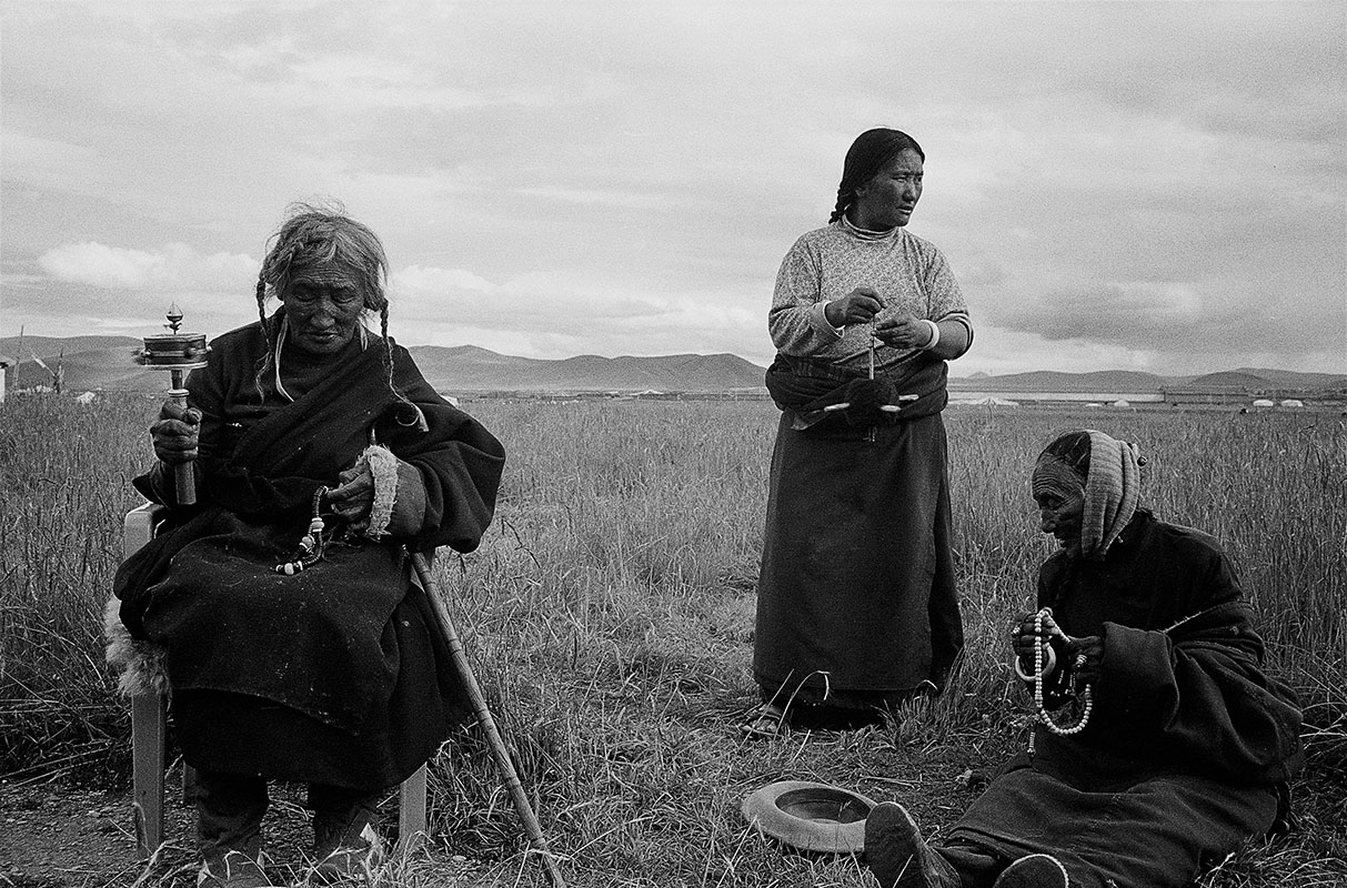 Three women on the plains, SichuanThree women on the plains, Sichuan