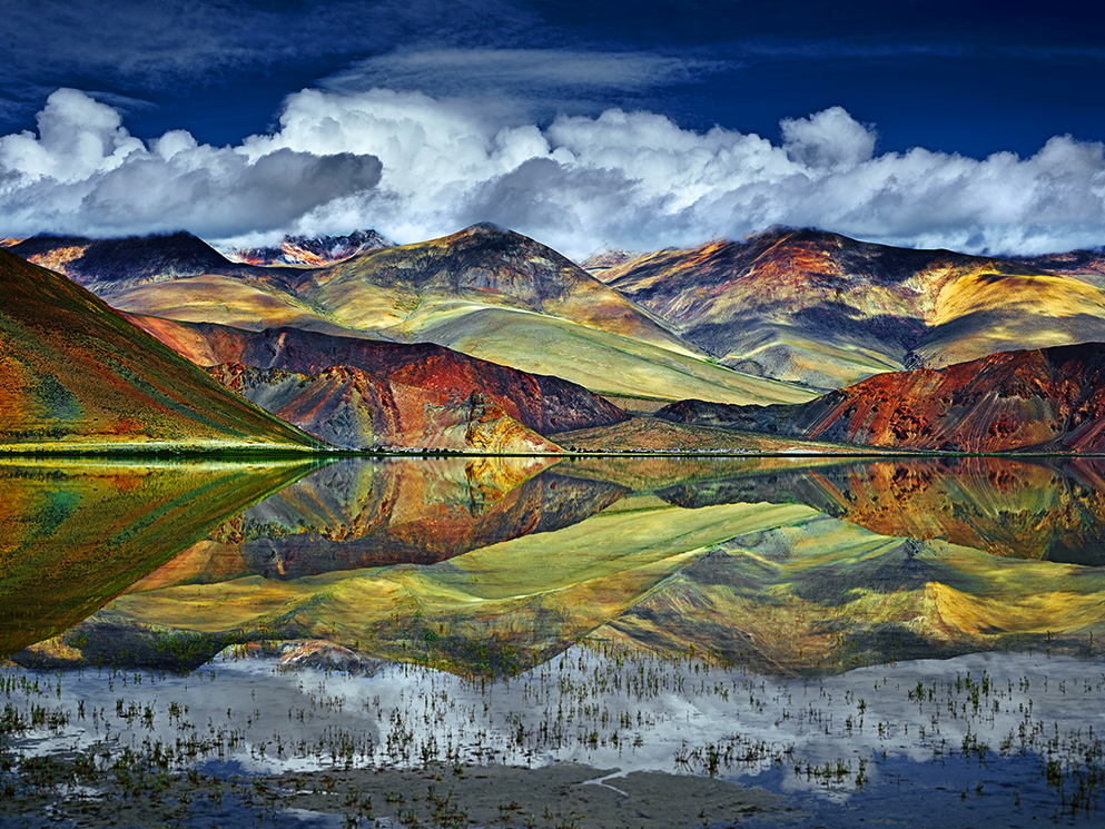 Chen Yewei Chen Yewei is not a name widely known in the Chinese photography community. He is a true professional photographer and explorer. For the last decade, Chen has traveled to nearly every mountain peak and glacier stretching from the Himalayas to the Karakoram, taking magnificent images of these geographic features with his Alpa camera.