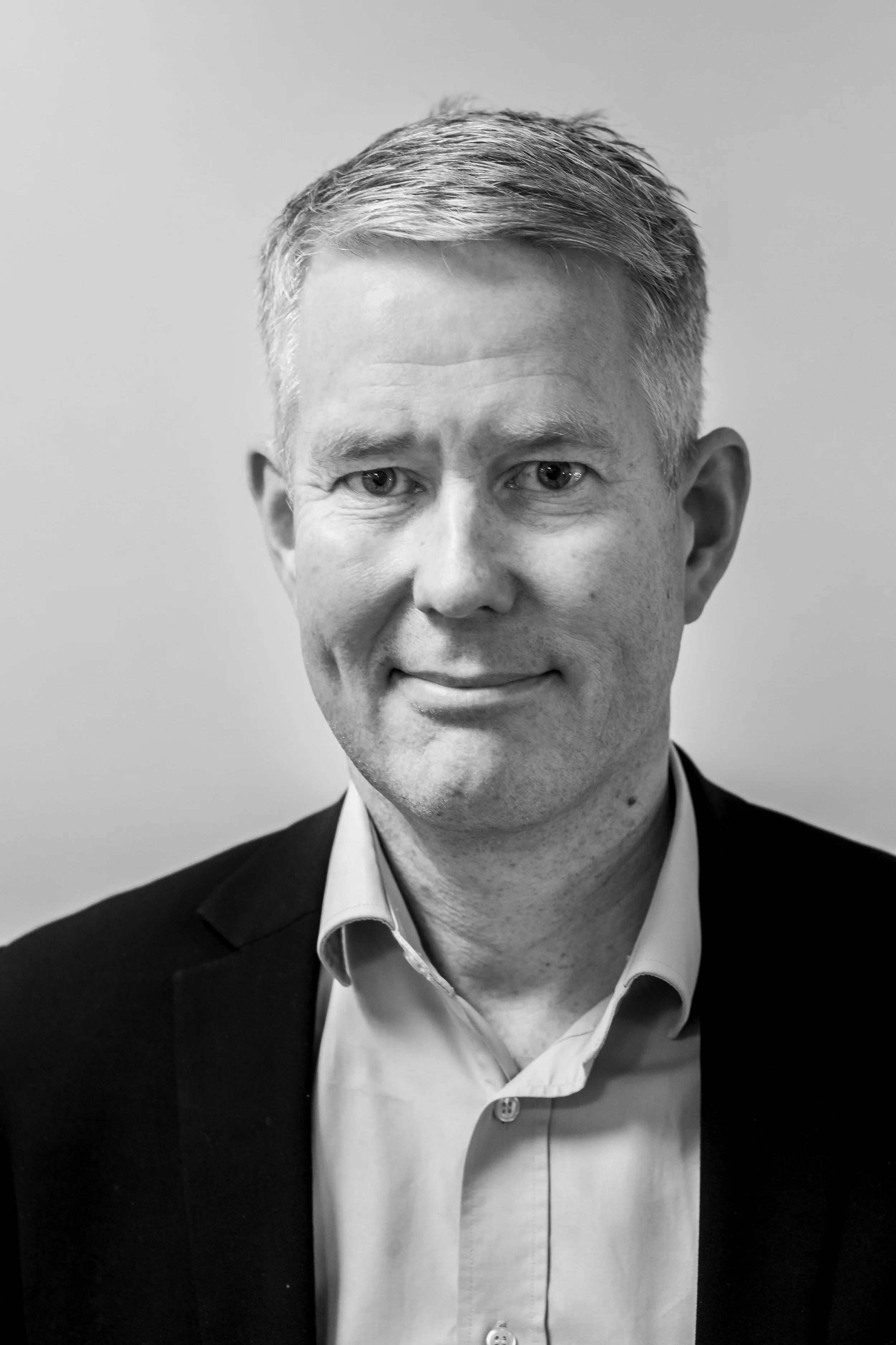 Patrik Sortti har en grad i økonomi fra Lunds Universitet. Han er partner i Business Wellness Group, en større konsulentgruppe med hovedkontor i Stockholm, som han har været med til at opbygge og udvikle siden starten af 2002. Patrik har arbejdet med effektiviseringsprojekter og har i de seneste år arbejdet med at udvikle den private sundhedssektor i Sverige.