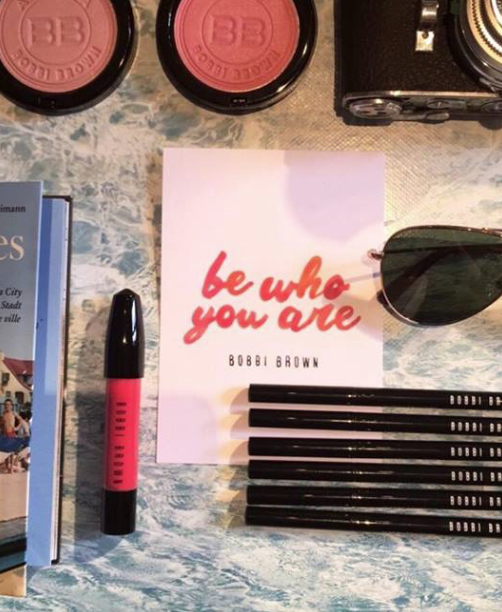 Bobbi Brown Flatlaystation Lettering
