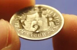 Contramarca FR 2 sobre moneda dominicana 1888