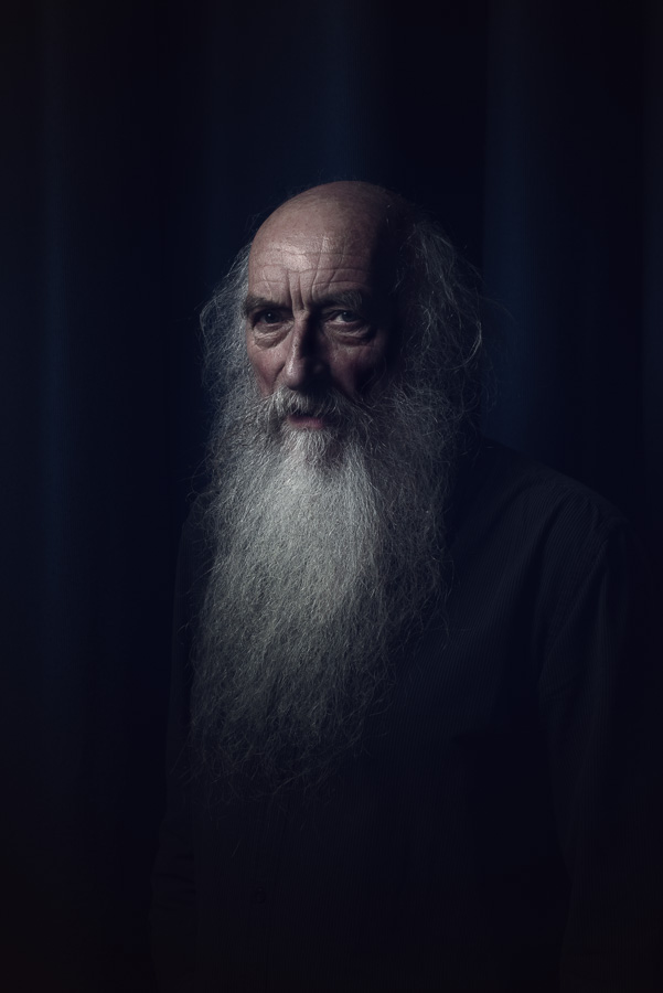 Portrait de Patrik Ewen, conteur, chanteur et musicien, Bretagne, France. Photographe Yann Cainjo