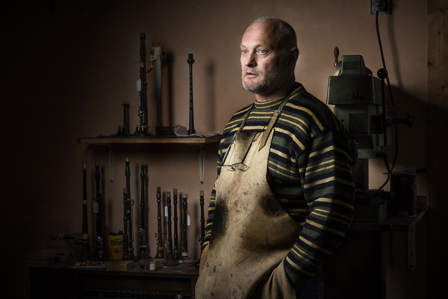Portrait de Jorj Botuha facteur fabricant de bombardes, binioù kozh et cornemuses à Auray, Morbihan, Bretagne, France. Photographe Yann Cainjo