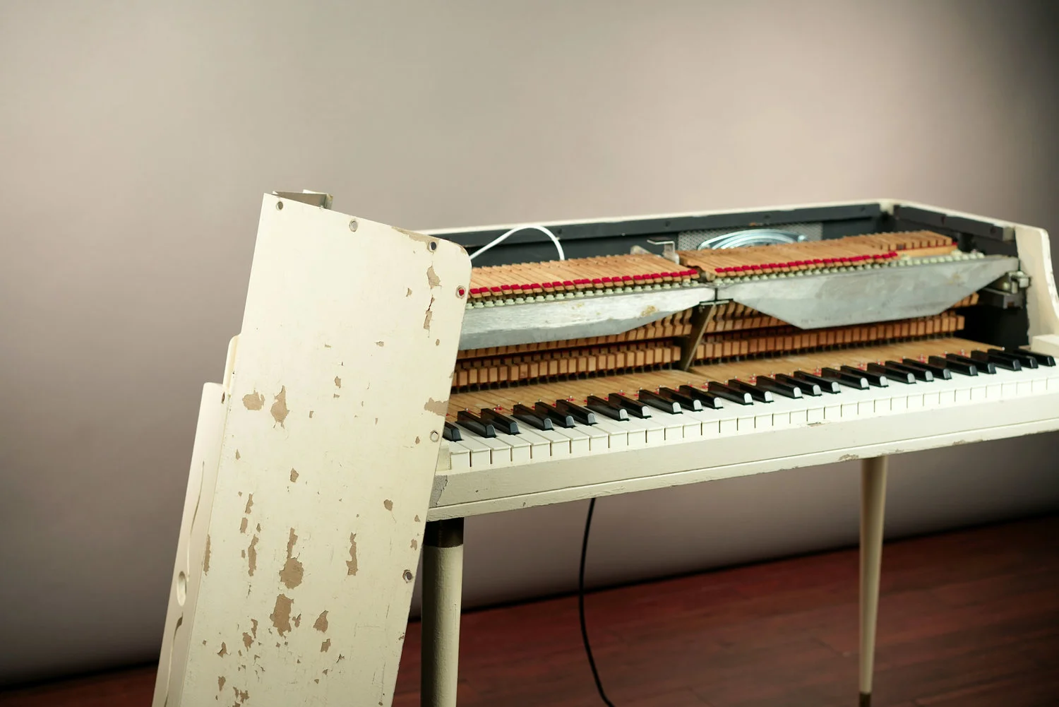 This Wurlitzer 145 has a metal lid, which provides shielding. The black interior paint that you can see in this photo is electrostatic paint.