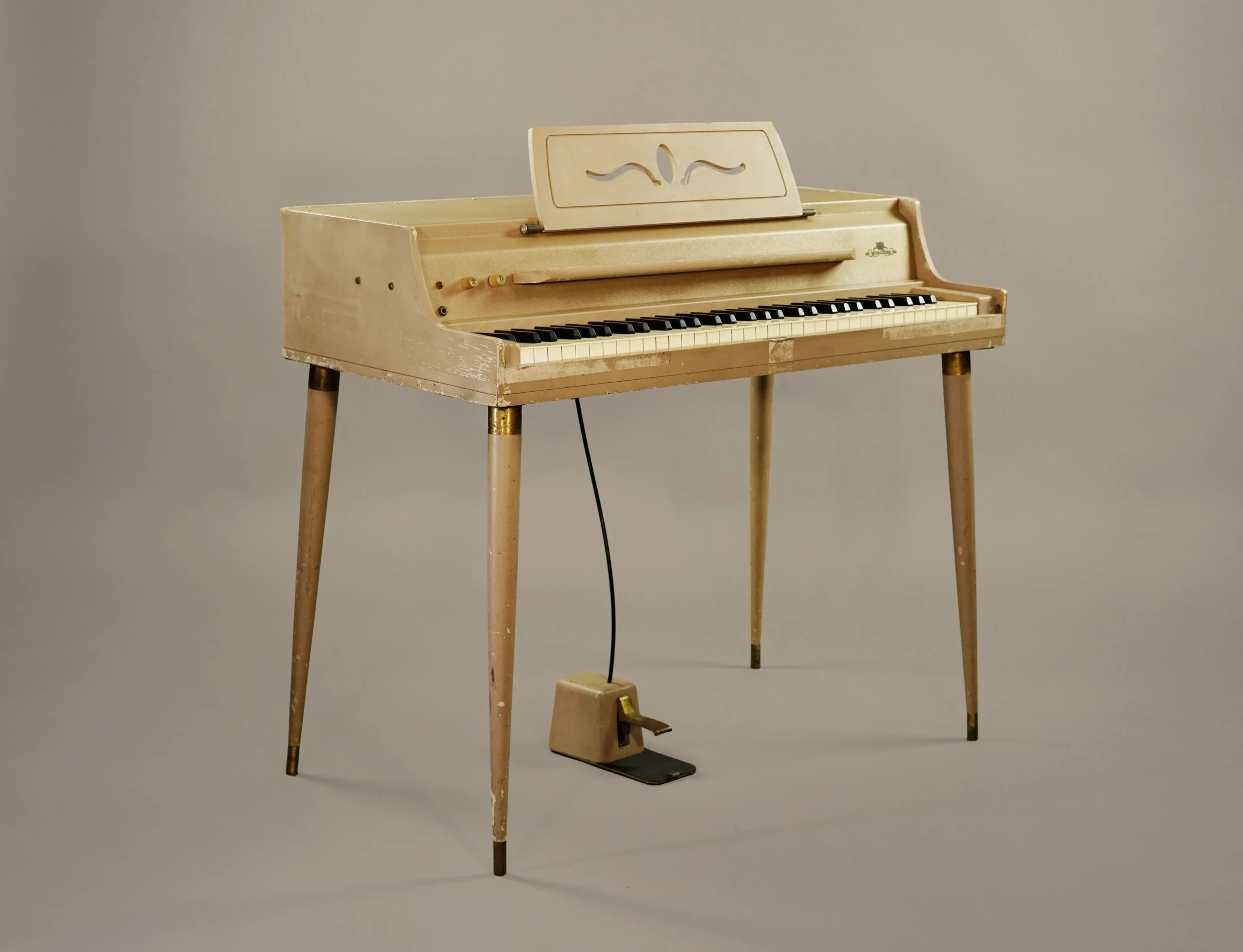 A Wurlitzer 140a with cosmetics in original condition.