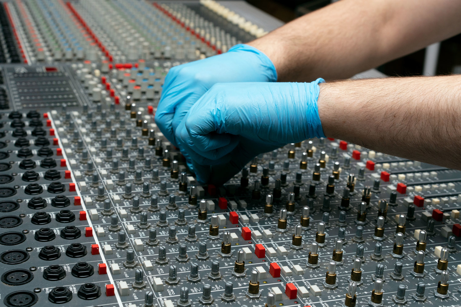 Allen &amp; Heath GS-3: Cleaning the Knobs on a Vintage Console