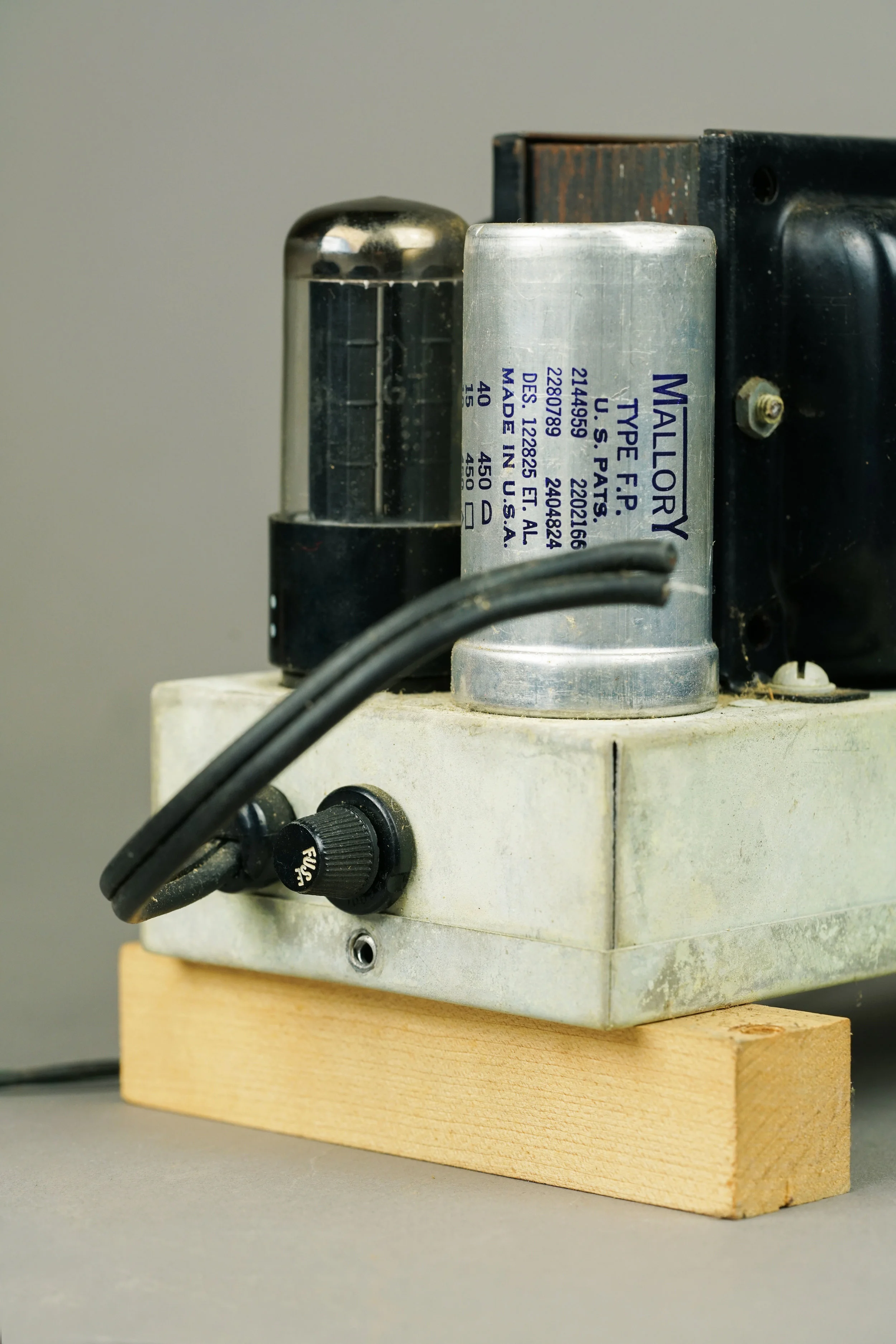 The Wurlitzer’s 112 fuse is mounted on the narrow side of the amp, so you need to open up the lid to access it. In later tube models, the fuse is on the long side of the chassis and is accessible from the back of the keyboard.