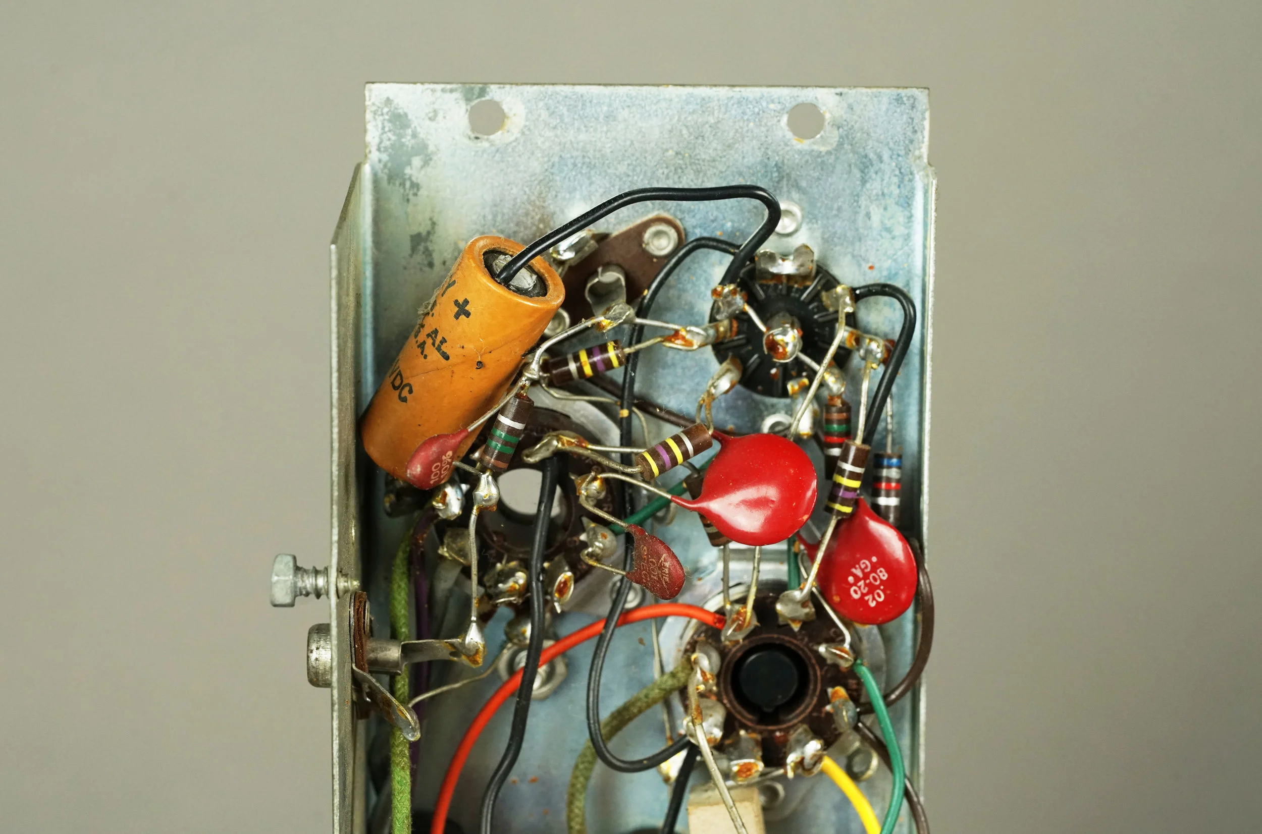 The input circuit of a Wurlitzer 700 tube amp.