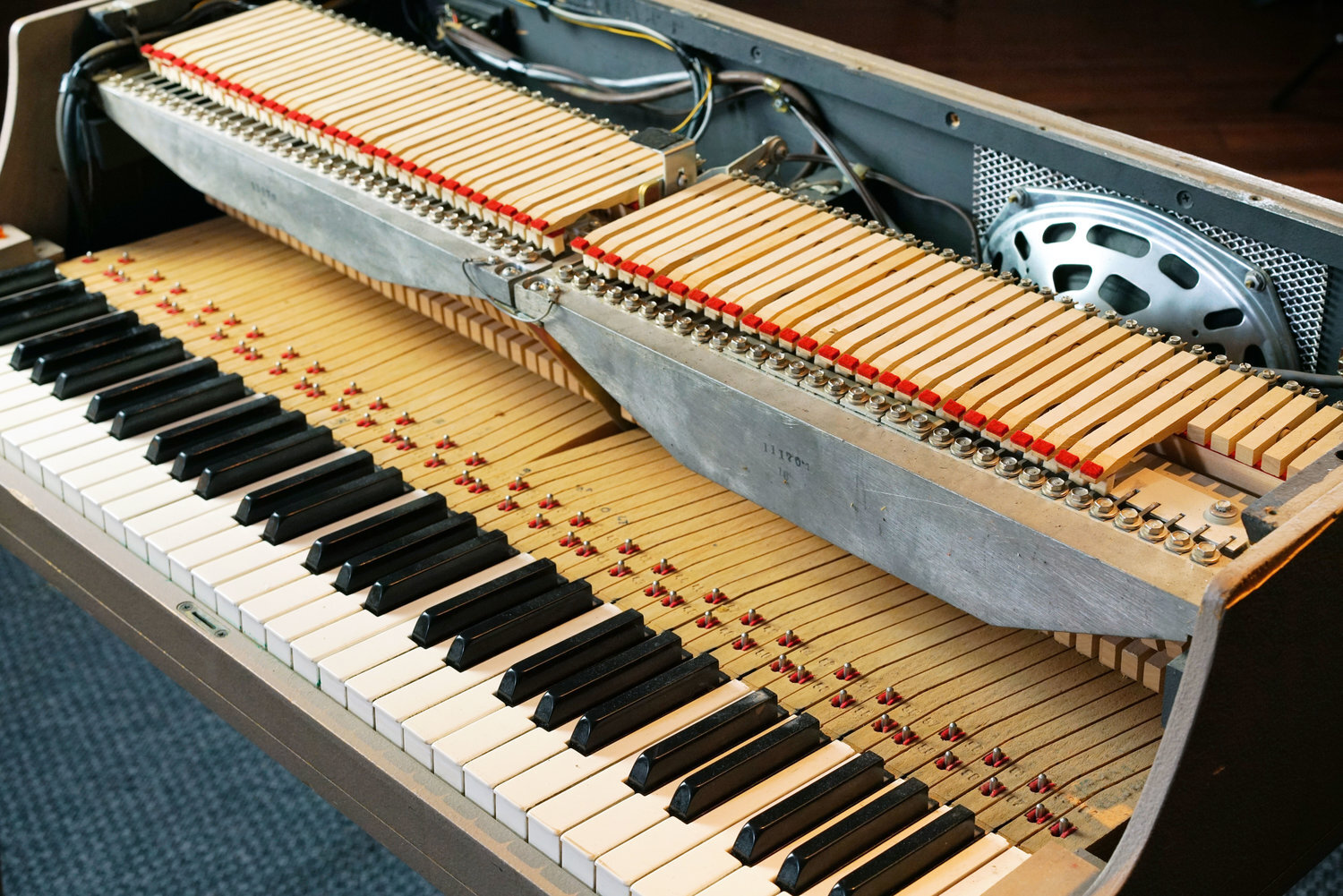 How does a Wurlitzer electronic piano work?