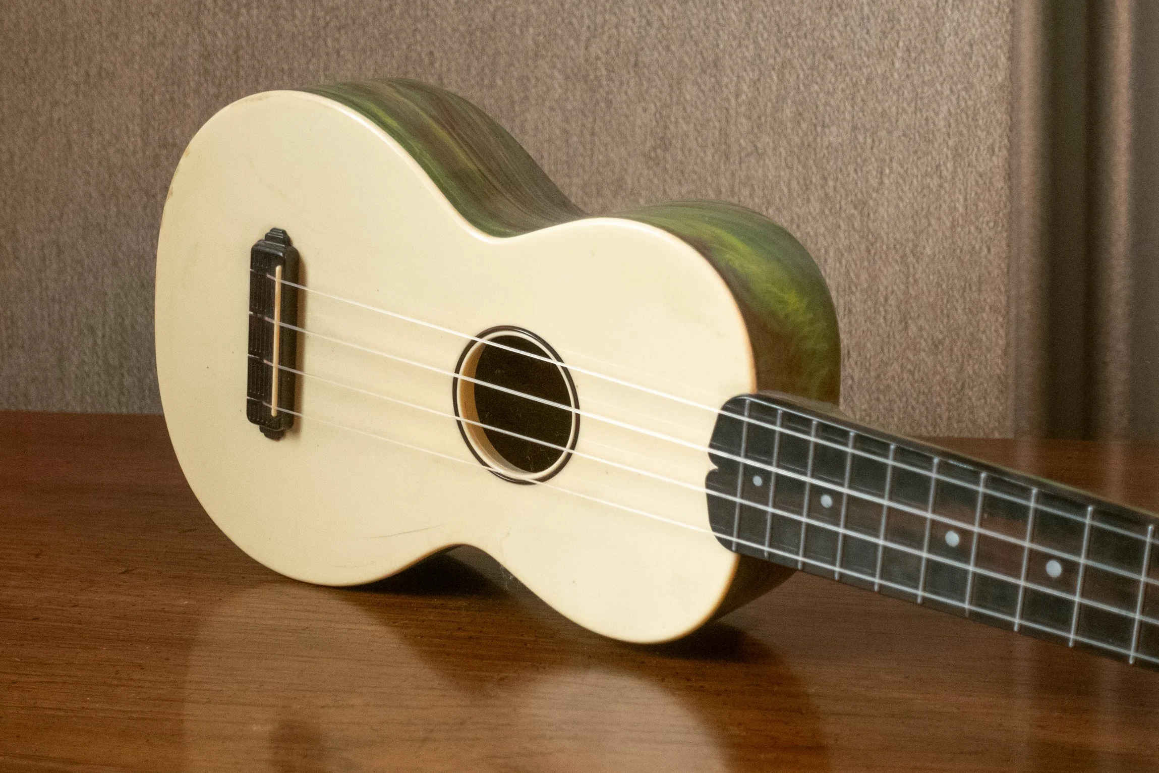 Maccaferri Islander ukulele