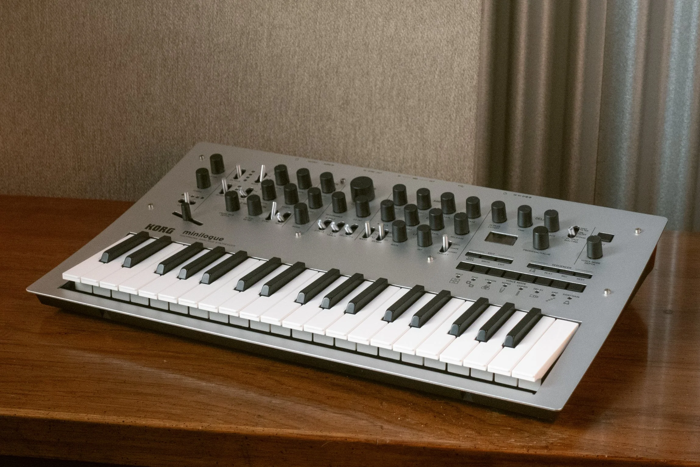 minilogue-01.jpg