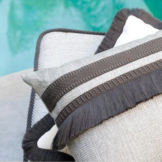 coussin-sur-canape-houles-passementerie-gris.jpg