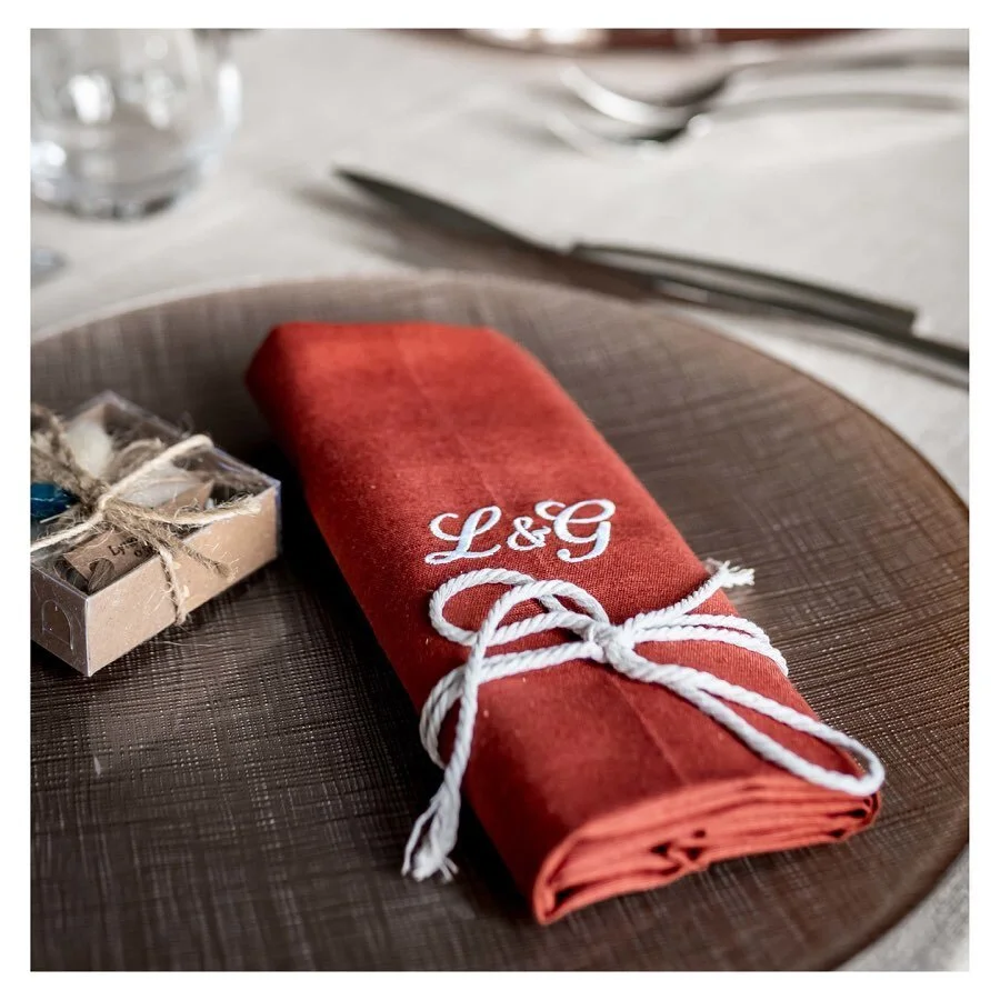 { Real wedding by Noor } L&amp;G ont fait broder les serviettes avec leurs initiales &hearts;️

&copy;️📷 @les_petites_lanternes 

#wedding #details #weddinginfrance #weddingplanner #noorweddings