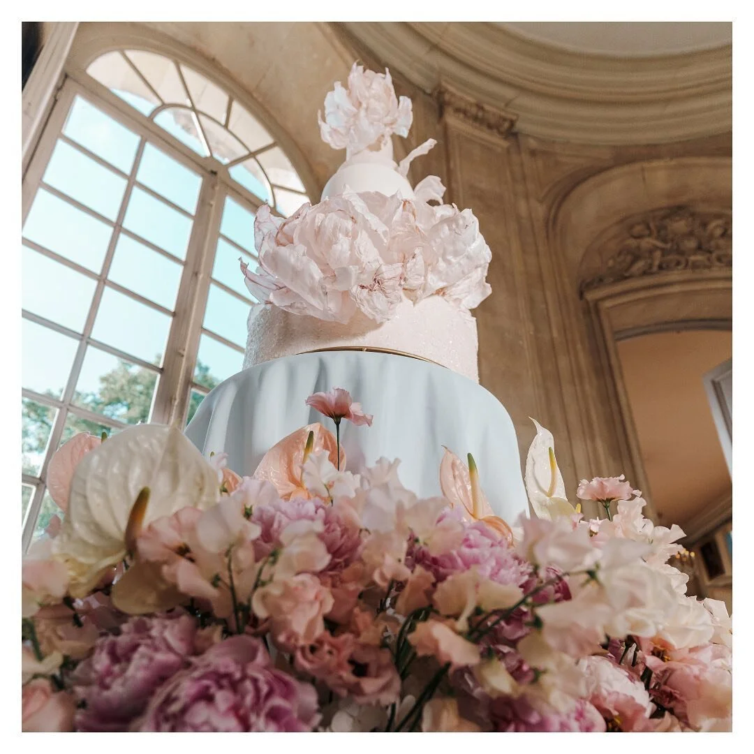 { Real wedding by Noor } L&rsquo;&eacute;poustouflante pi&egrave;ce mont&eacute;e artistique de @bouchra_sugar_designer pour S&amp;M

&copy;️📷 @aks_visuals 
🌷 : @as_luxury_paris 

#wedding #piecemontee #pastels #weddinginfrance #weddingplanner #noo