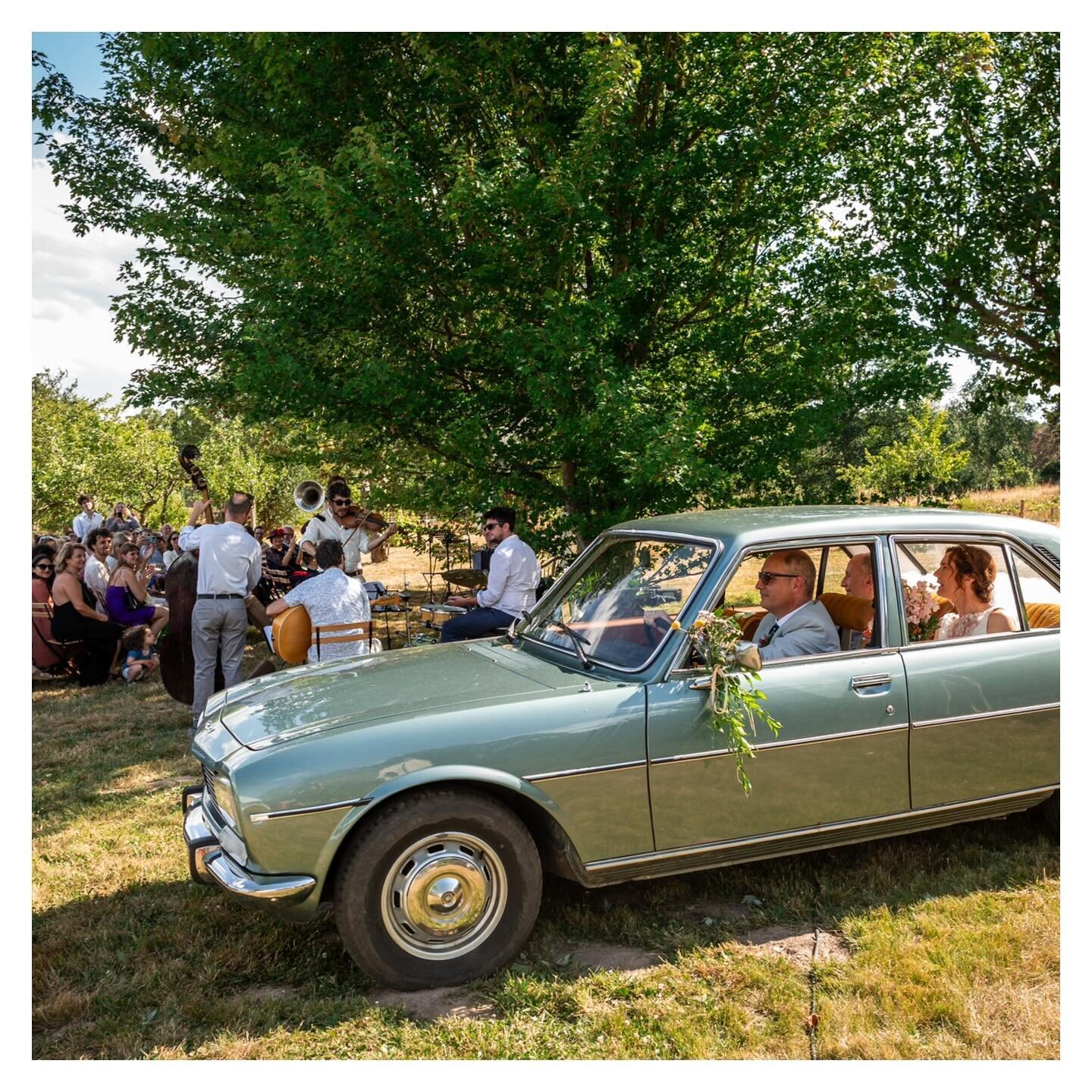 { Real wedding by Noor } L&rsquo;entr&eacute;e de M&amp;P dans cette belle Peugeot vintage pour leur c&eacute;r&eacute;monie la&iuml;que 🌱
.
.
📷 : @loicbourniquelphoto 
.
.
#ceremonielaique #entr&eacute;edesmari&eacute;s #voiturevintage #voituredec