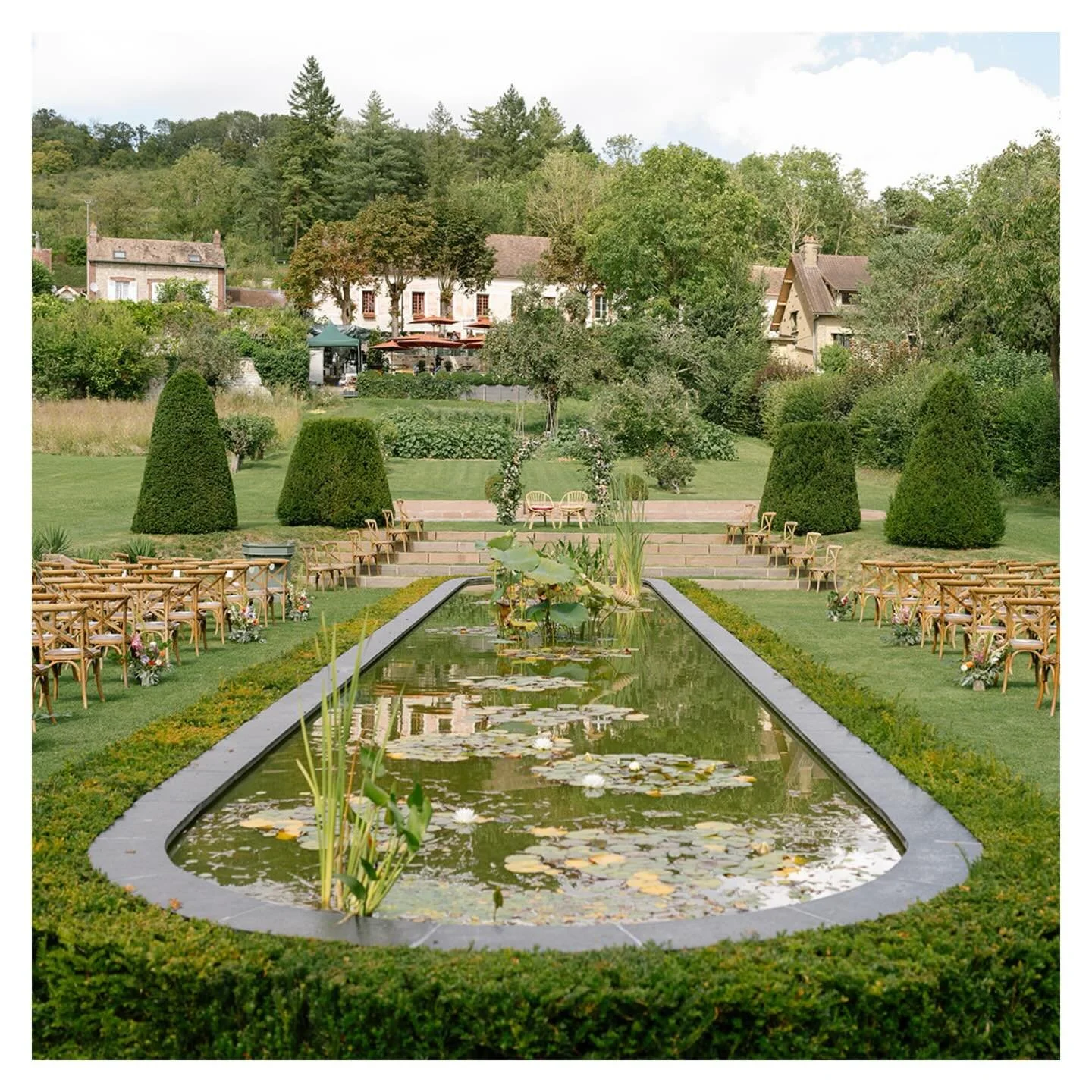 { Real wedding by Noor } La c&eacute;r&eacute;monie bucolique de K&amp;J 🌿
.
.
.
📷 : @beatrice_thequirky 
.
.
#ceremonielaique #outdoorweddings #summerweddings #weddinginparis #noorweddings