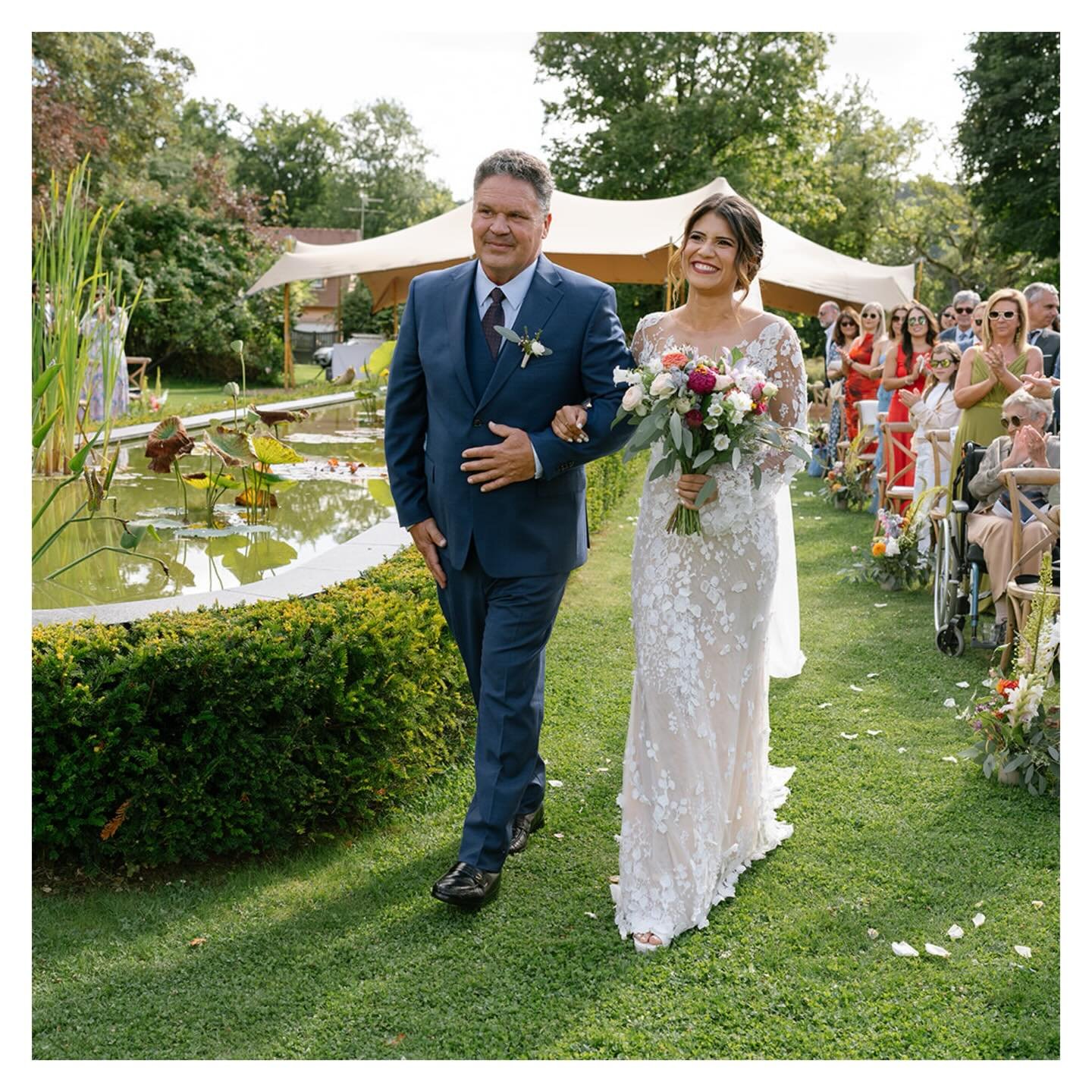 { Real wedding by Noor } K pr&ecirc;te &agrave; dire oui 💍
.
.
📷 : @beatrice_thequirky 
.
.
#processiondemariage #ceremoniela&iuml;que #outdoorweddings #weddinginfrance #noorweddings