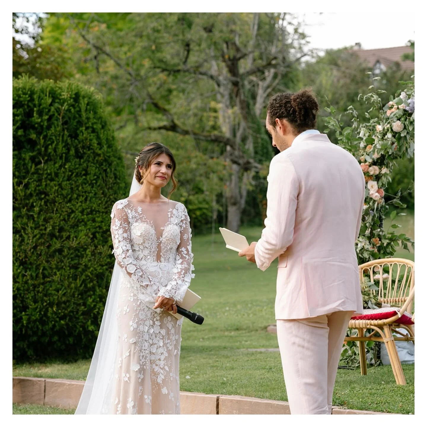 { Real wedding by Noor } Entre rires et larmes, l&rsquo;amour se raconte toujours avec le c&oelig;ur. Dans cette belle c&eacute;r&eacute;monie, chaque &eacute;motion avait sa place 🤍
.
.
.
📷 : @beatrice_thequirky 
.
.
.
#C&eacute;r&eacute;moniela&i