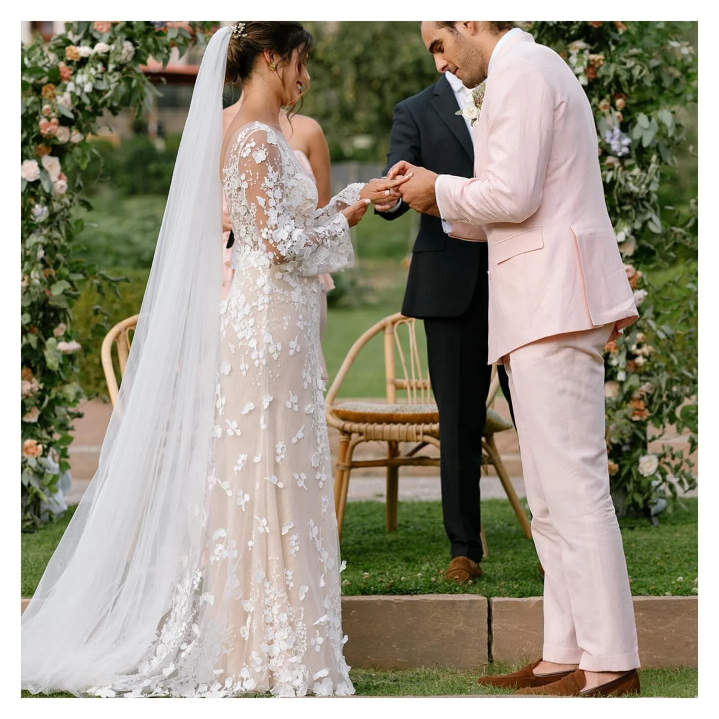 { Real wedding by Noor } L&rsquo;instant devient &eacute;ternel : alliances scell&eacute;es, baiser iconique, sortie sous une pluie de fleurs 🤍
.
.
.
📷 : @beatrice_thequirky 
.
.
.
#c&eacute;r&eacute;moniela&iuml;que #outdoorceremony #echangedallia