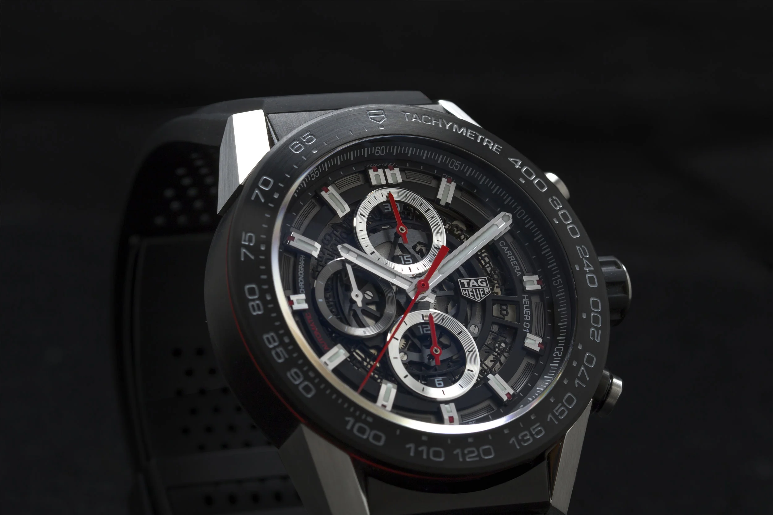 Boasting a large and powerful 44mm case, the Heuer-01 is much larger than the original Carrera. 
