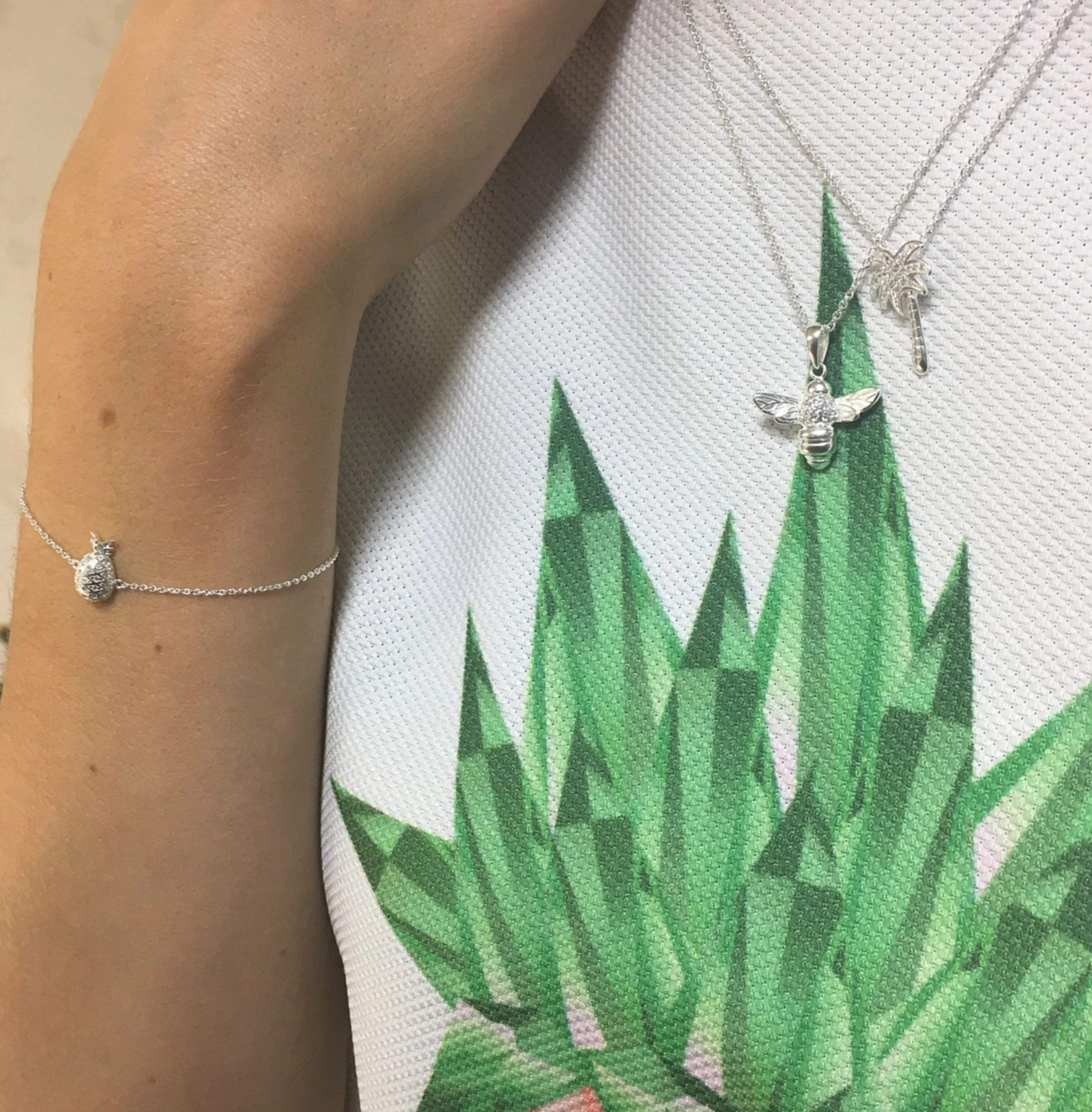 Go all out tropical with the Summer Paradise collection . 