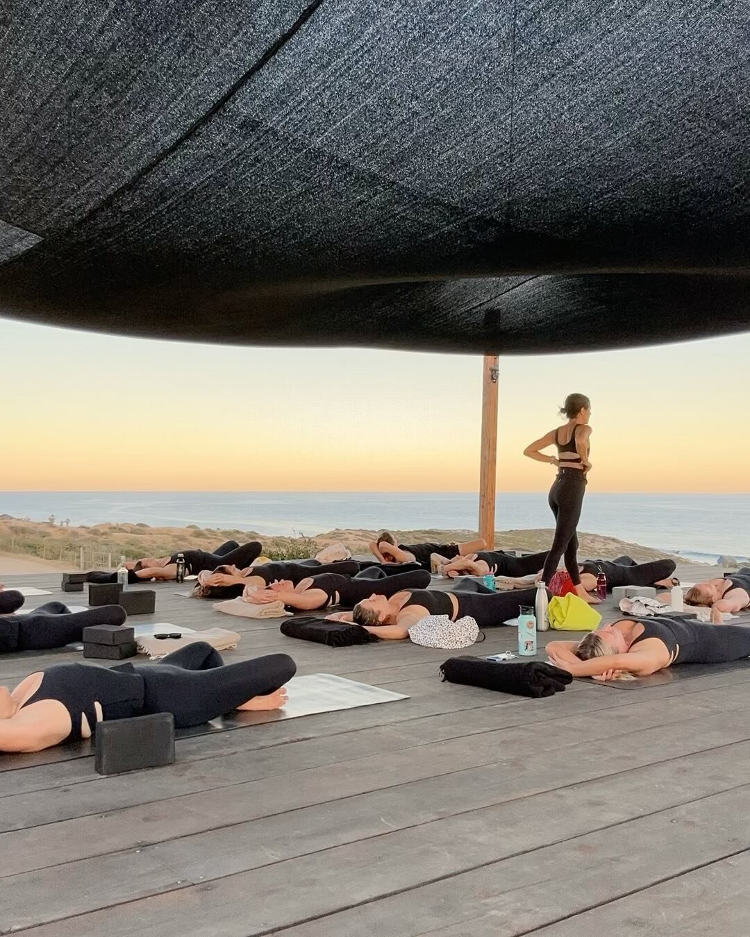 Class ⛱️ with @naanisheva at the beautiful @whitelodgebaja 
everyone enjoying the comfort of @fpmovement yoga gear 🐚