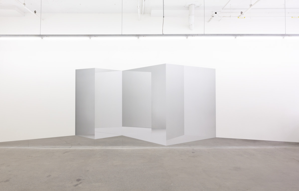 Caroline Cloutier, Contre-espace 2 , 2016, installation photographique (impression numérique sur vinyle, miroir)
