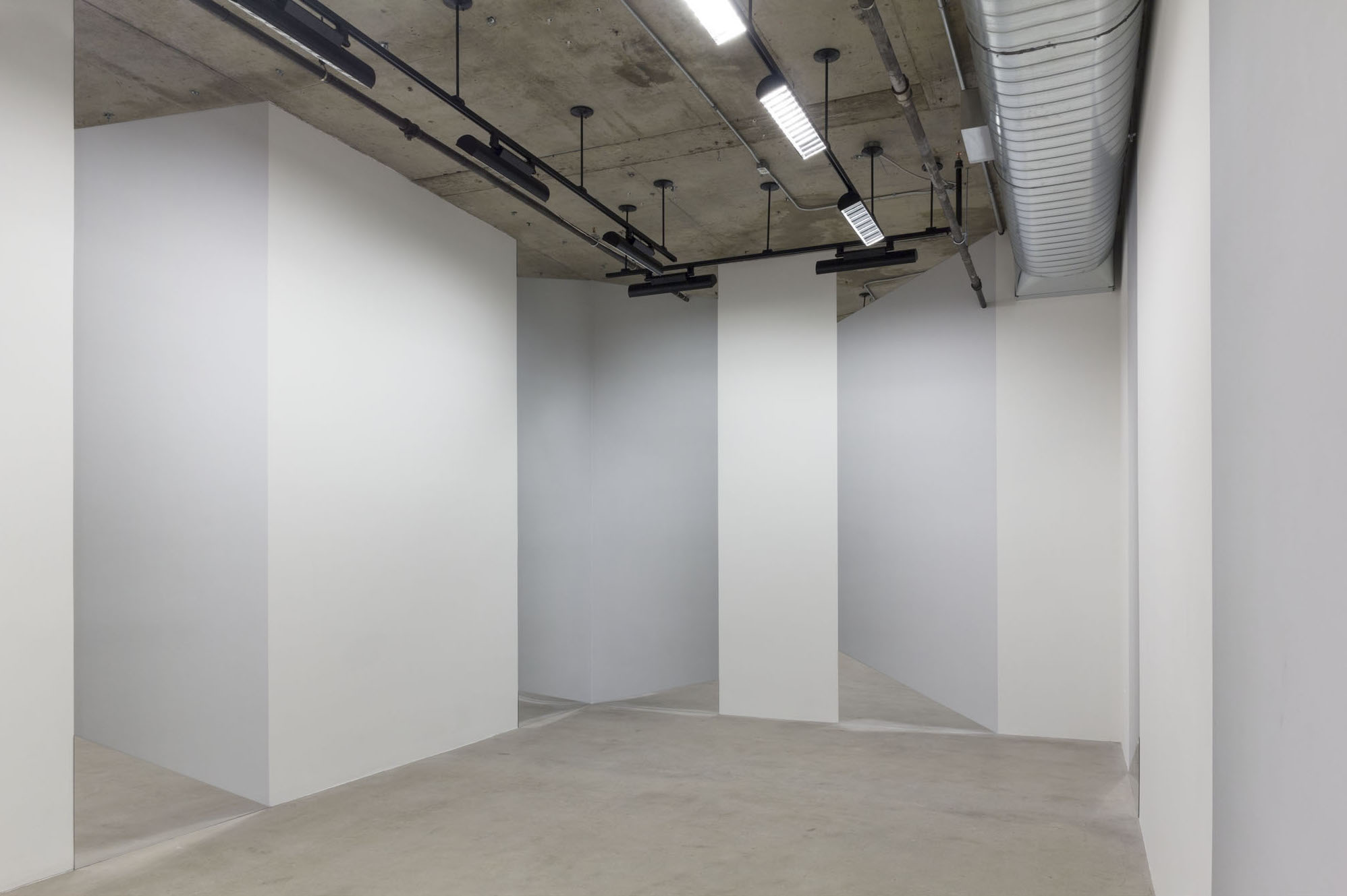 Caroline Cloutier, Vertige , 2014, installation photographique (impression numérique sur vinyle, miroir)