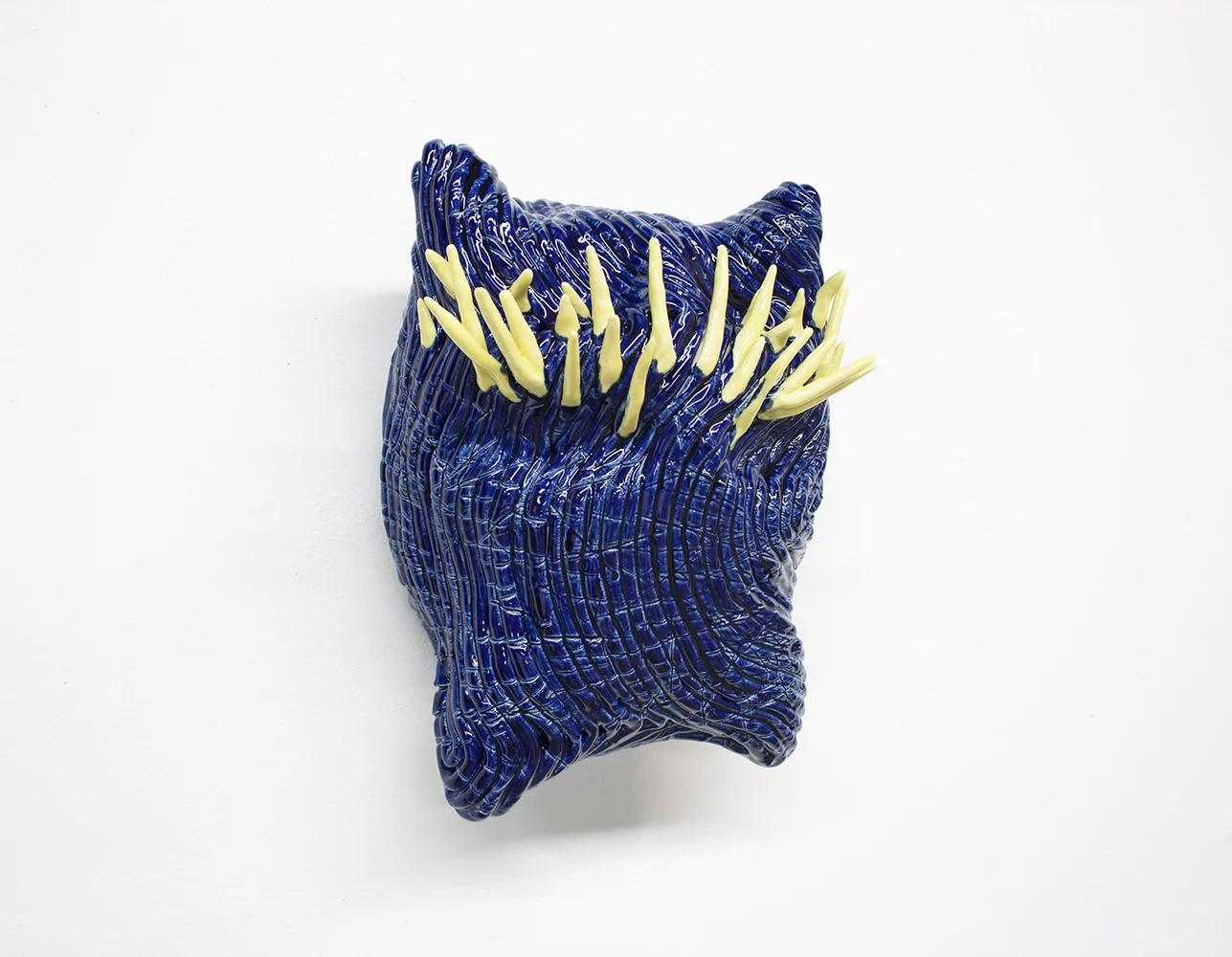 Philippe Caron Lefebvre, Bleu Roi , 2018, céramique et glaçure, 10” x 7,5” x 5,5” (25.5 x 19 x 14 cm).