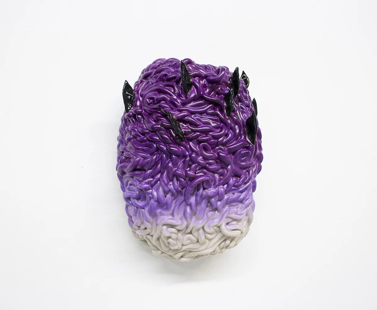 Philippe Caron Lefebvre, Le Maître mauve télékinétique , 2018, céramique, glaçure et peinture aérosol, 11,5” x 8” x 6” (29 x 20 x 15.5 cm).