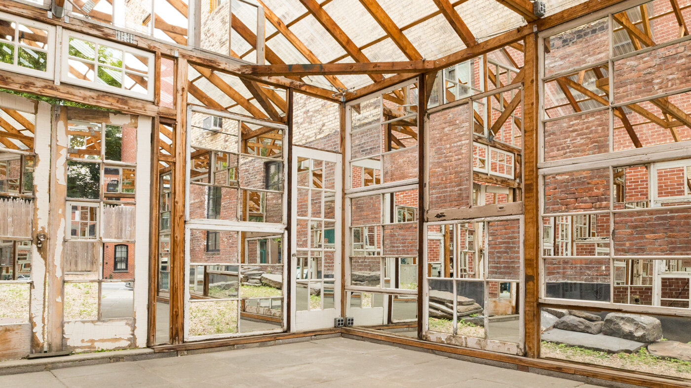 Caroline Cloutier, In-Between , 2018, miroirs, installation in situ à The Invisible Dog Center’s Glass House. Brooklyn, NY.