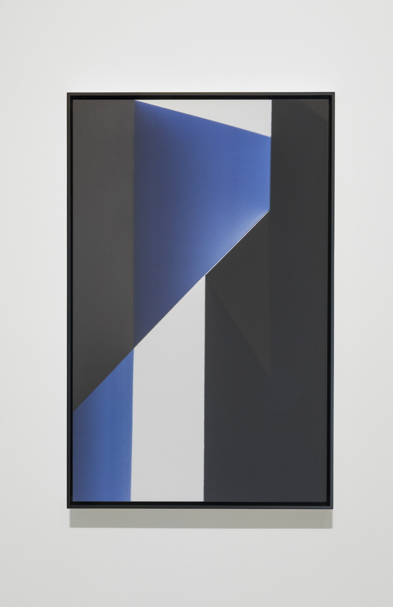Caroline Cloutier, Bleu 2 , 2020, édition unique, impression numérique montée sur aluminium, 91 x 56 cm (36” x 22”)