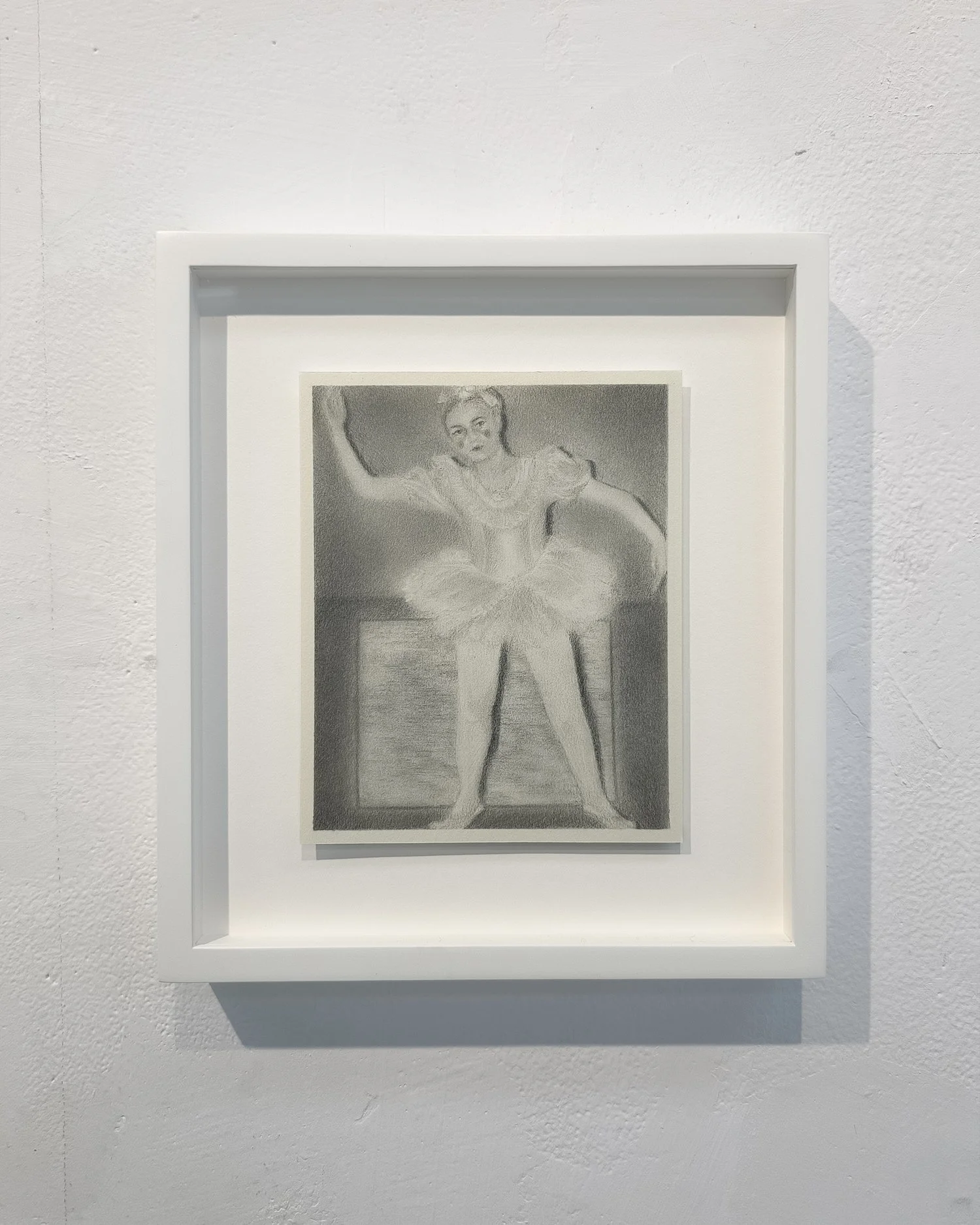  Arta Ajeti,  Dress Rehearsal , 2025, Graphite sur papier, 16 x 13 cm 