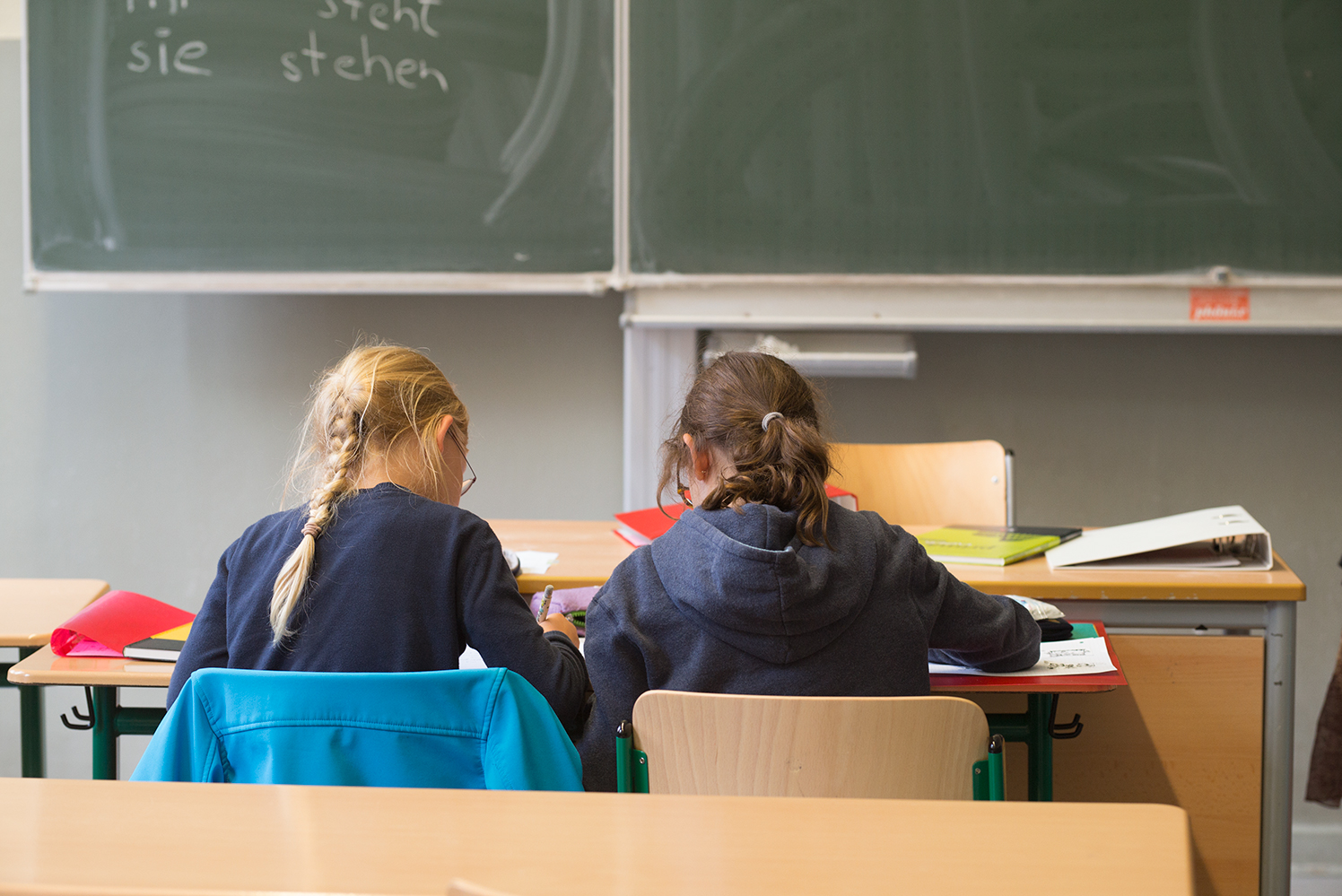 Die Kernzeit für die Erledigung der Hausaufgaben umfasst bei den Schülern der Stufe 5 etwa 30 Minuten, bei denen der Stufe 6 werden 45 Minuten angesetzt.