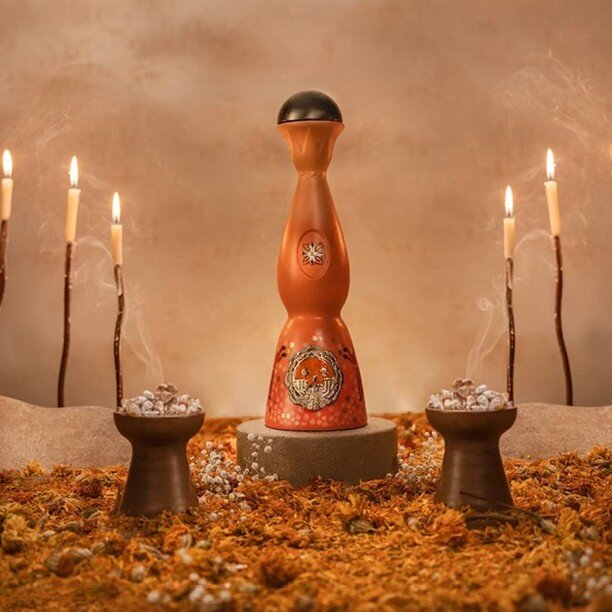 Master Distiller Viridiana Tinoco @claseazulofficial has created Tequila D&iacute;a de Muertos Aromas an aromatic a&ntilde;ejo tequila that hits with flavors of peach, walnut, clove, and cacao
The decanters are designed by @jimena.estibaliz and expre