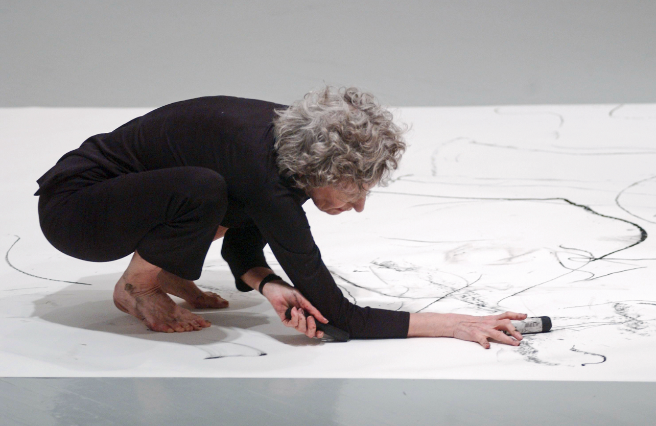 Trisha Brown performing It’s a Draw/Live Feed , 2003, Philadelphia Museum of Art. Photos: Kelly & Massa Photography, Philadelphia.
