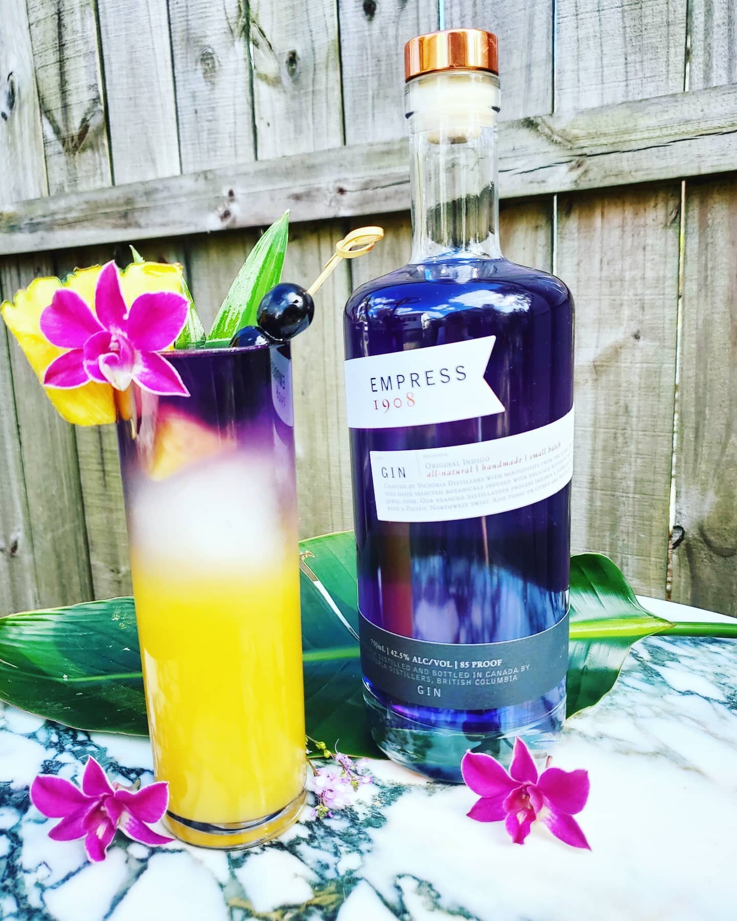 Is Wednesday too early to make a cocktail? Asking for a friend. 😂 #sponsored 

I'm in love with the color of Empress 1908 Gin! Butterfly Pea Blossoms impart subtle earthy notes and an all-natural indigo hue to the gin.  And if you add citrus or toni