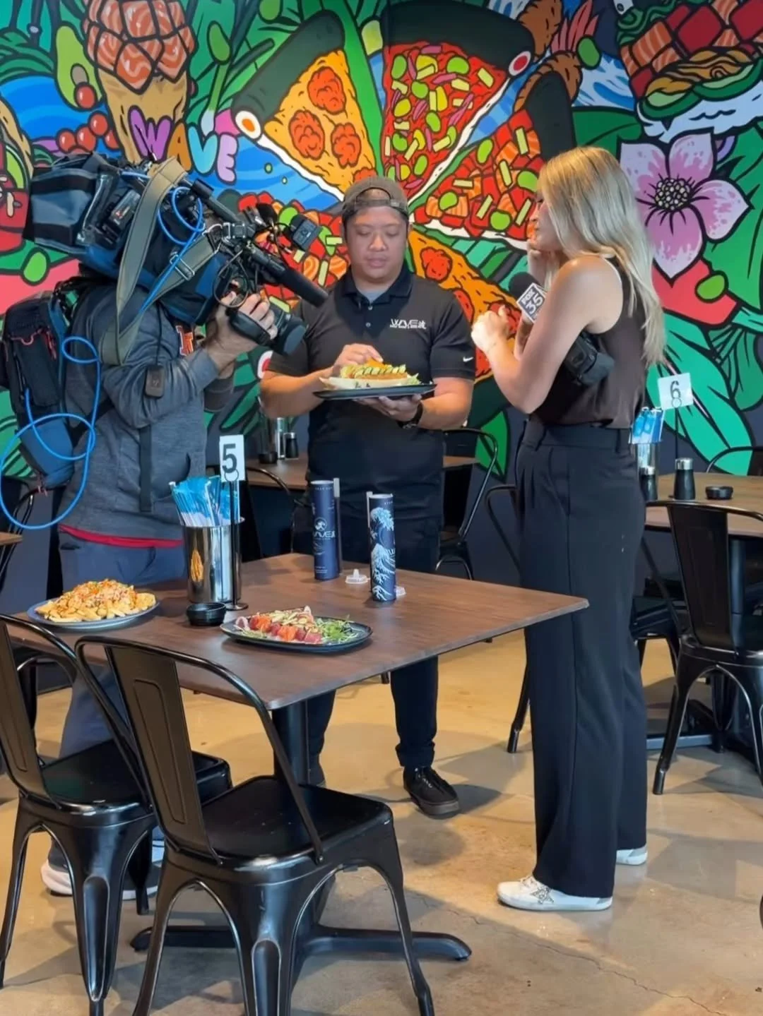 AhHhh @wavemaitland is on @fox35orlando for their new viral (and delicious) Sushi Push Pops! 🎉

If you haven't tried one yet, go get one before they sell out! 🤩🍣

📸 by Wave Sushi Maitland

#akat #wavesushi #sushipushpop #maitland #sushi