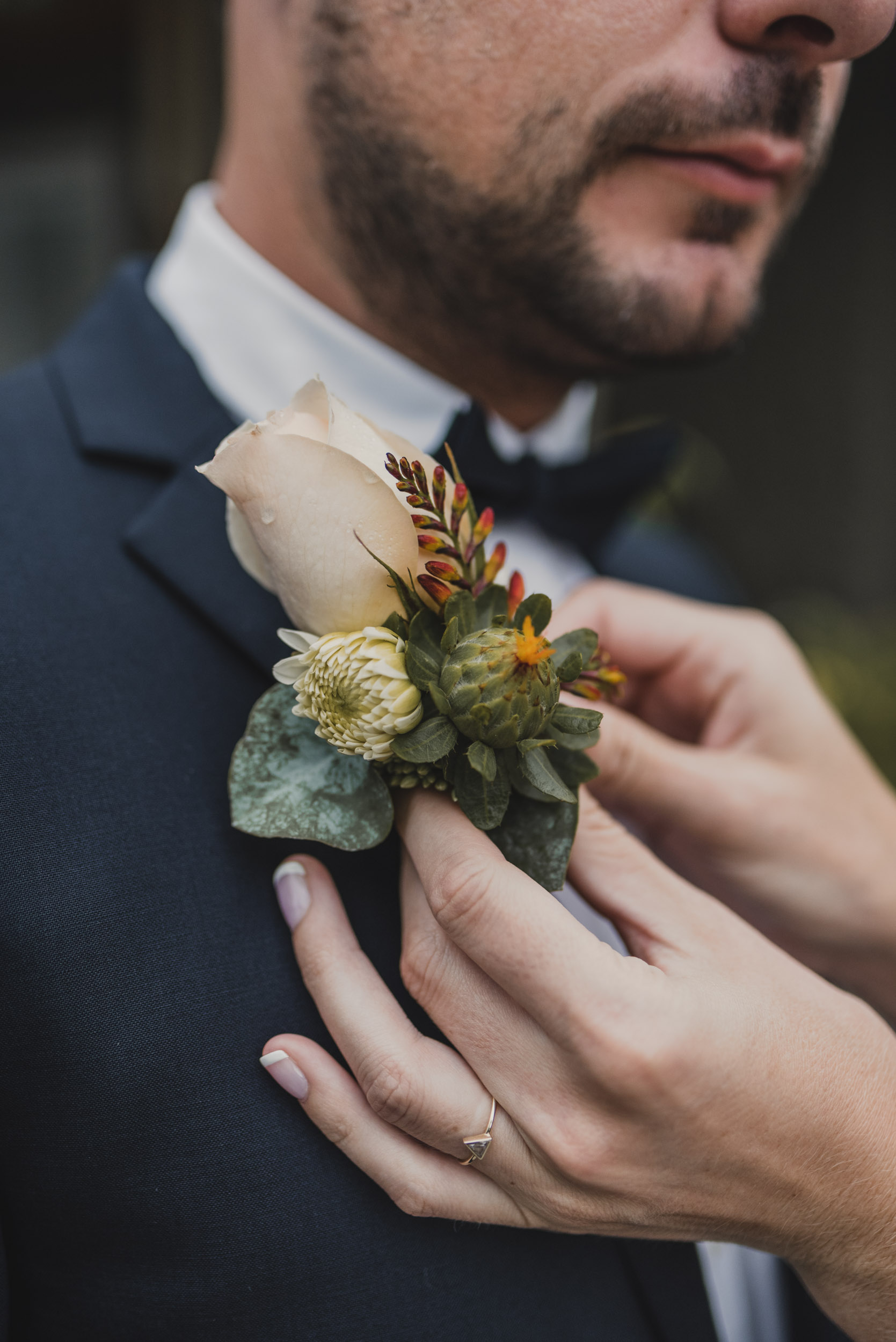 Bride attaches boutonnier