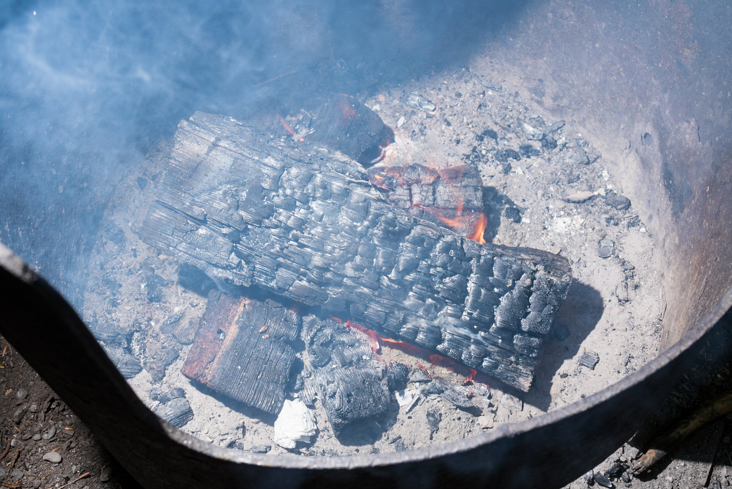 Smoke and fire in firepit