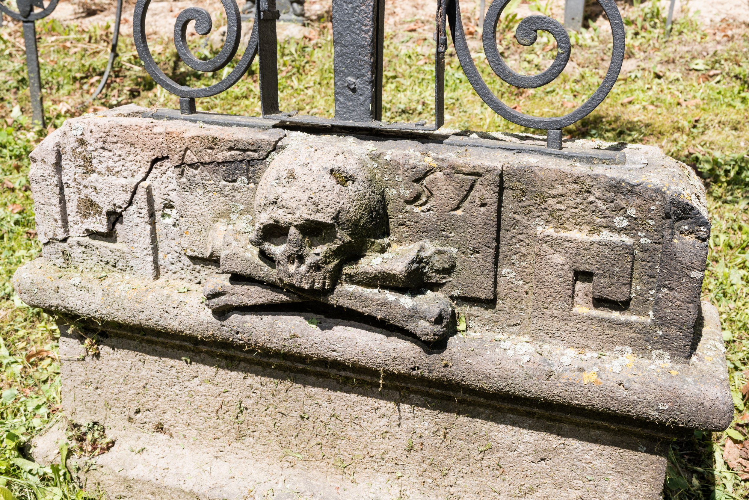 Grave with skull and crossbones