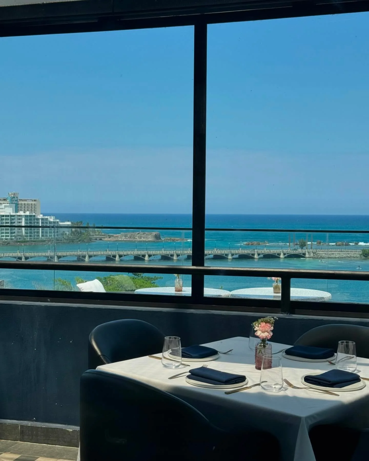 Brunch club with a view 🤌🏼 
Canvas Restaurant en el Hotel Don Rafa 
Vista 15/10
Ambientaci&oacute;n 10/10
Comida 7/10
Servicio 6/10
Considerando incluir mis recomendaciones de restaurantes y experiencias por esta cuenta. &iquest;Les gustar&iacute;a