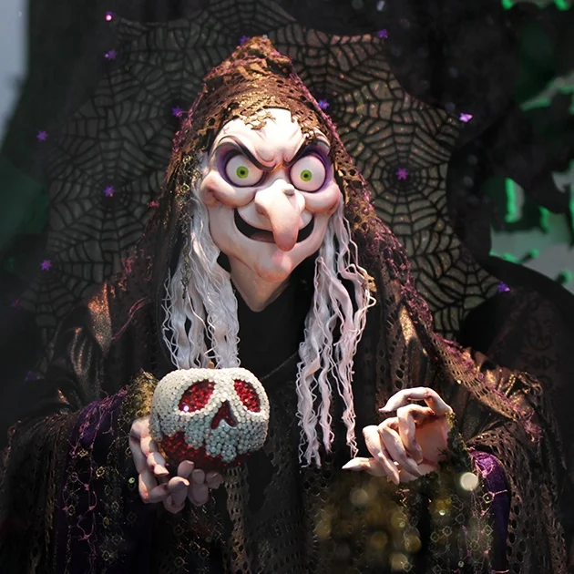 Holiday Windows 2017: Saks