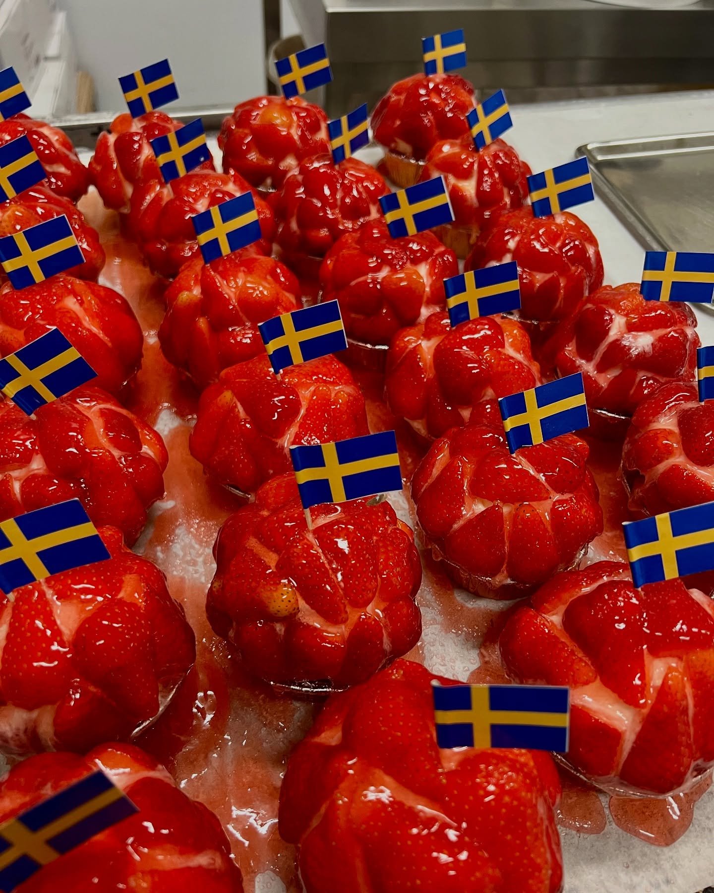 Sveriges Nationaldag 6 juni, &ouml;ppet till 15:00. V&auml;lkomna!🥳🇸🇪