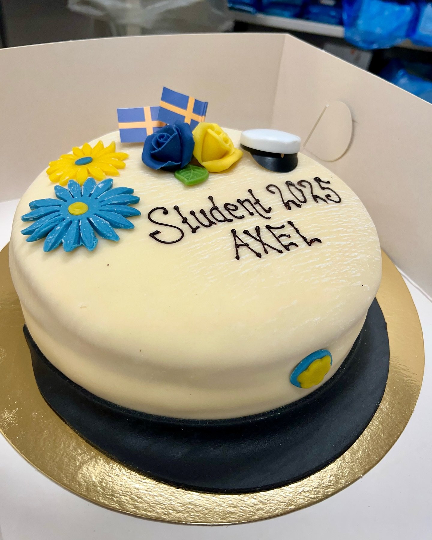 🎓 Hurra f&ouml;r studenten! 🥳
Ett stort grattis till alla er som tar studenten idag och tack till alla som best&auml;llt t&aring;rta fr&aring;n oss! 🙌🍰
Vi hoppas de f&aring;r vara med och g&ouml;ra firandet &auml;nnu lite godare. 🎉

Ha en fantas