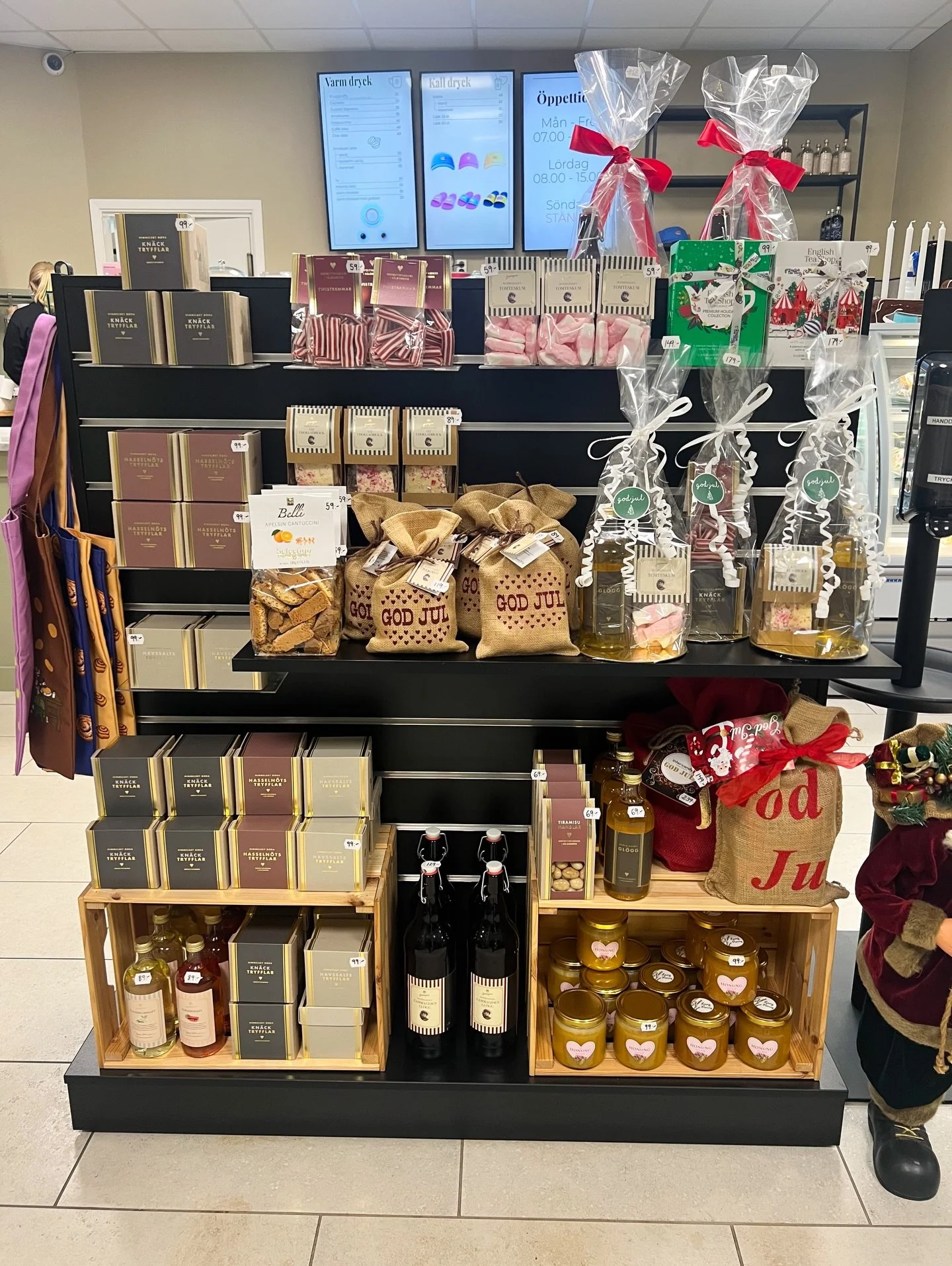 Julens godsaker &auml;r h&auml;r! ⛄️🎄
Kn&auml;cktryfflar, gl&ouml;gg, presentp&aring;sar och mycket mer, redo att f&ouml;rgylla december.
V&auml;lkommen in och smaka julen! 🧡