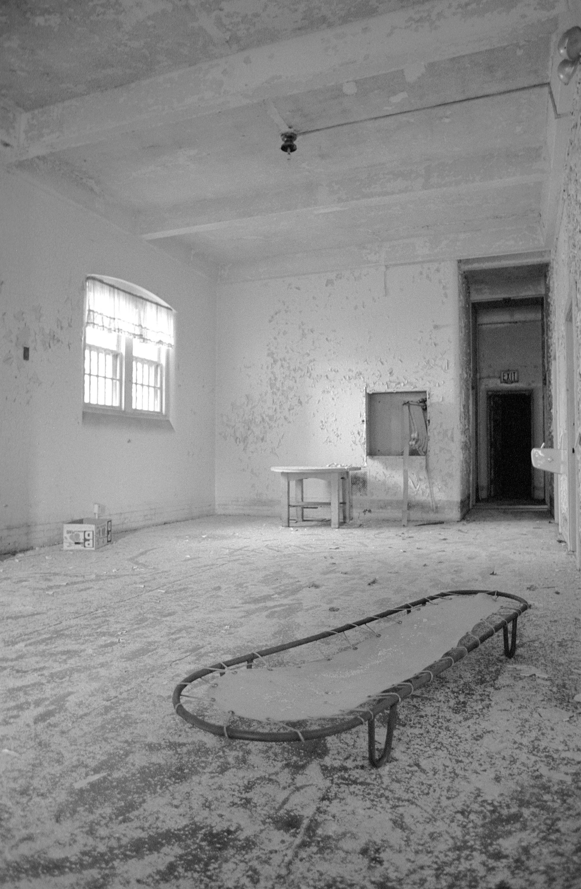 restraint stretcher.jpeg