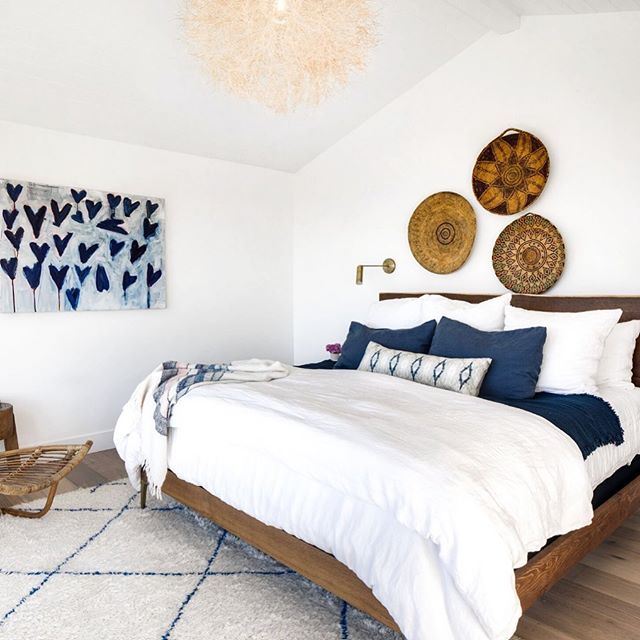 Some MONDAYS I just want to stay in bed, especially when there is a little chill in the air.
How *cozy* is this bedroom situation at our UPPER THREE ARCH BAY project?
Photo: @chadmellon .
.
.
.
.
.
#interior #interior123 #interiorstyles #interiorinsp