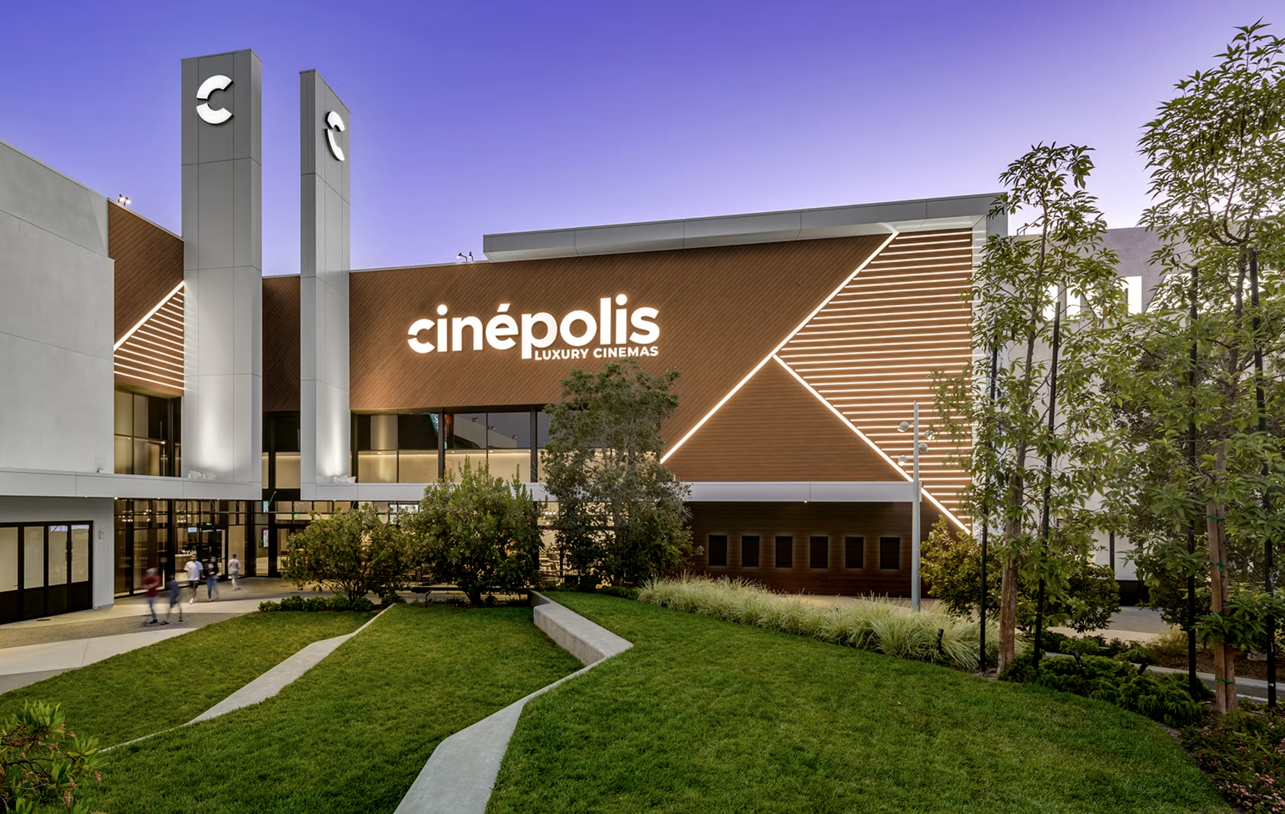 How to Watch Movies in Spanish at Cinépolis: Spanish Dubbed Movies with TheaterEars