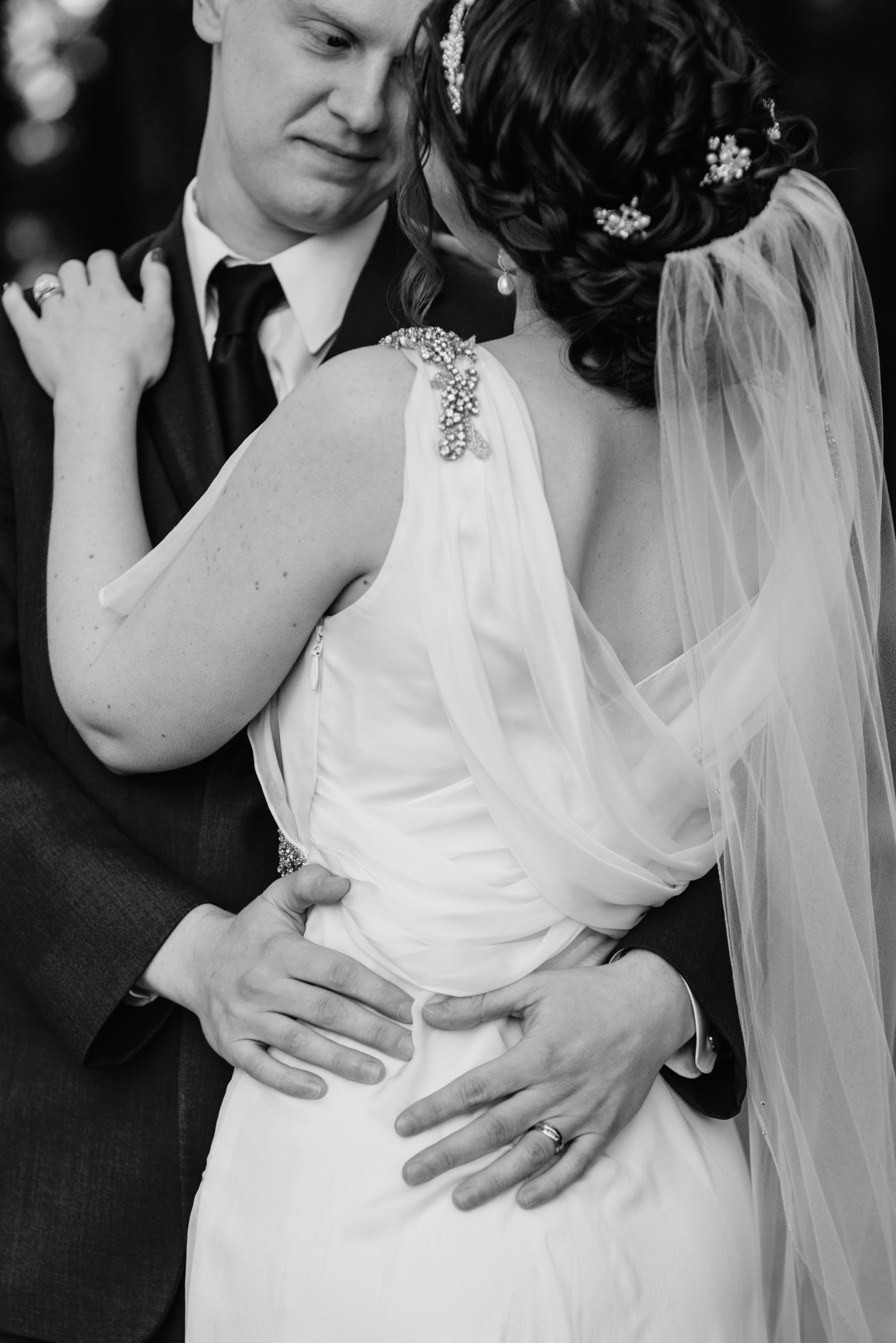 RobinMalloryWedding_BridalPortraits_-33blackandwhite.jpg